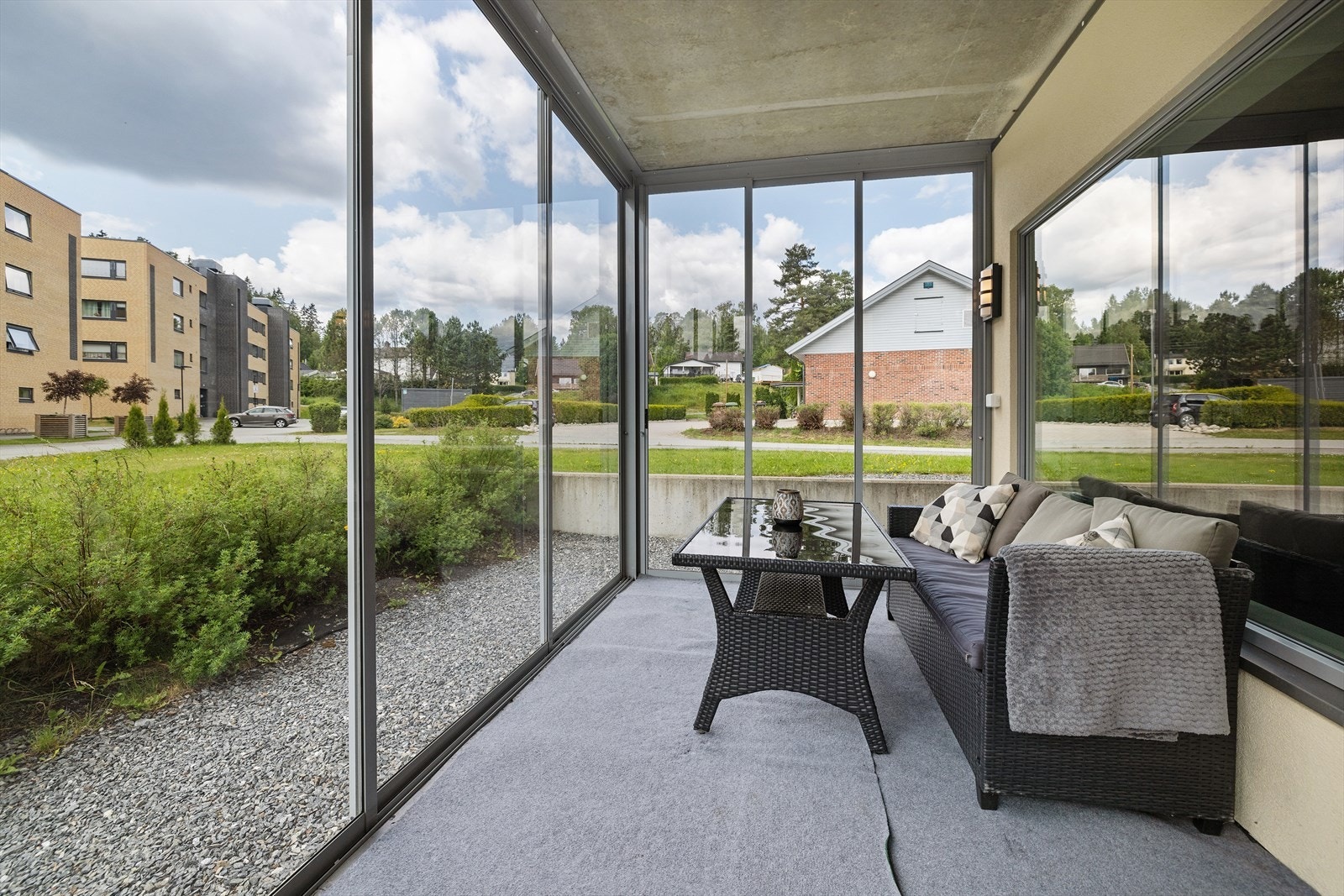 Det er parkering rett utenfor leiligheten, adkomst via gruset gangbane Galleribilde