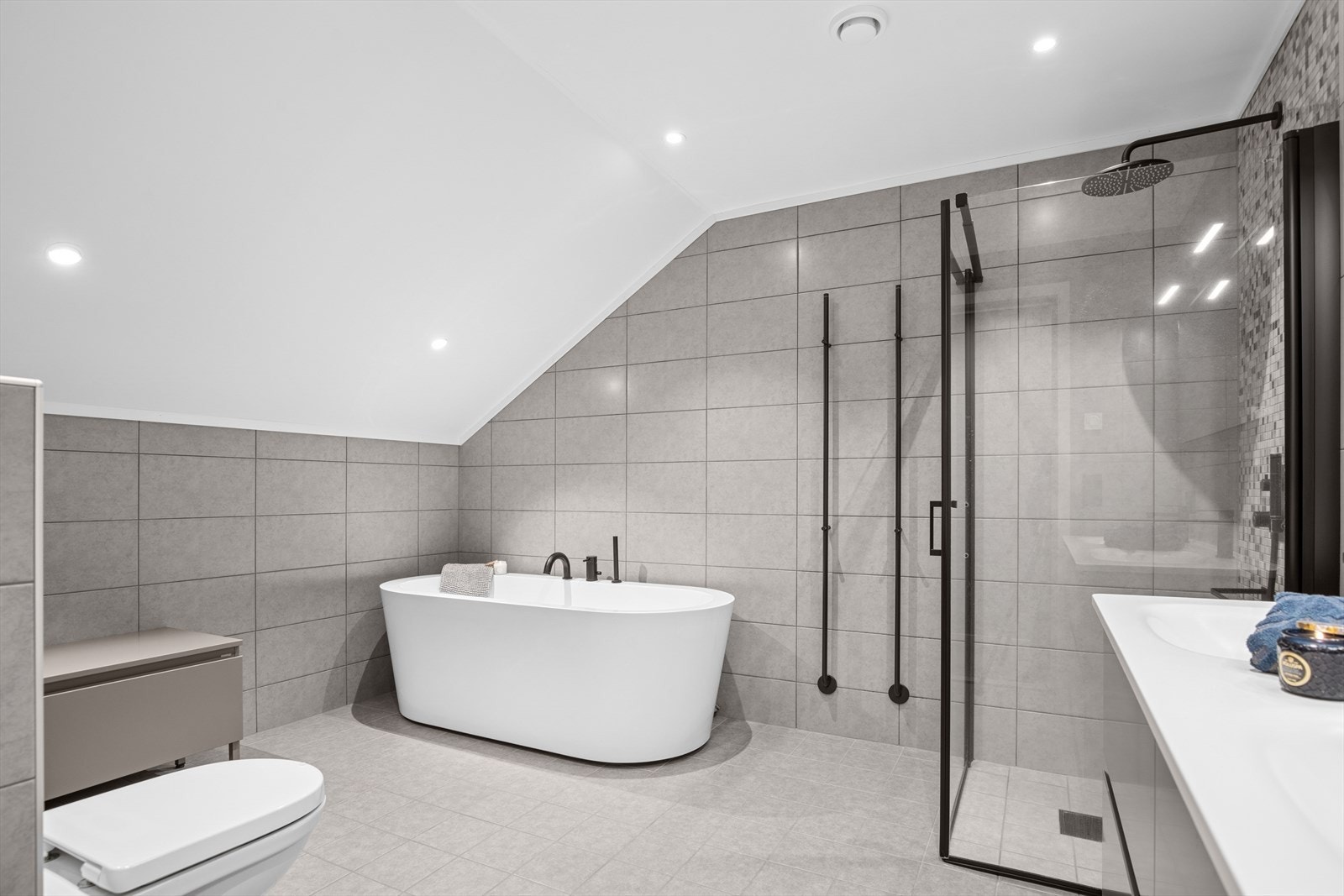Badet er pent og romslig, med både badekar og dusjhjørne Galleribilde