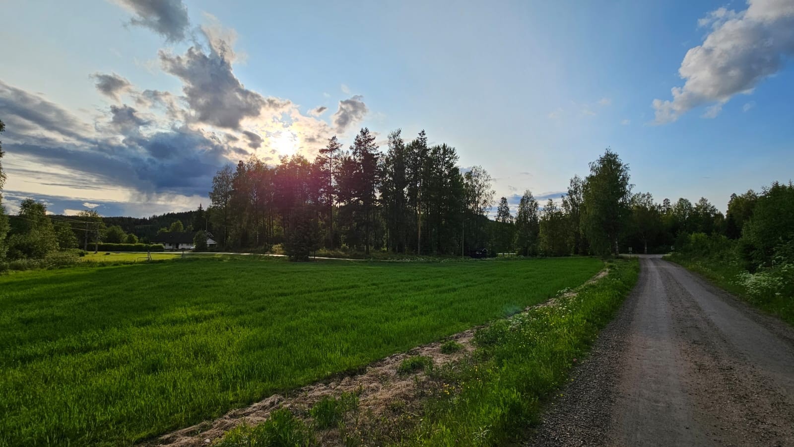 Landlige flott omgivelser hvor man får både hus og hytte i ett. Galleribilde