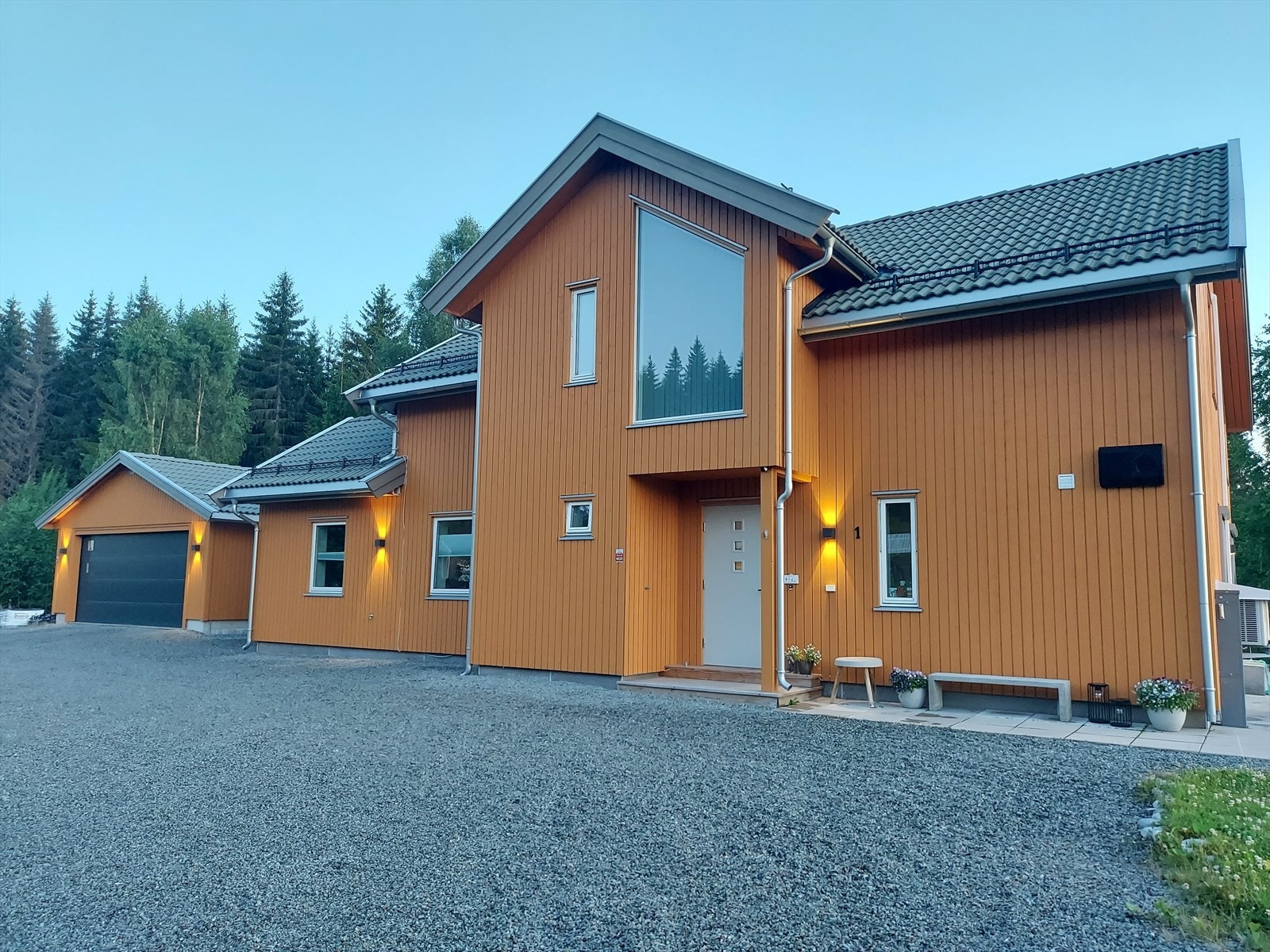 Romslig gårdsplass som har godt med biloppstillingsplasser. Galleribilde