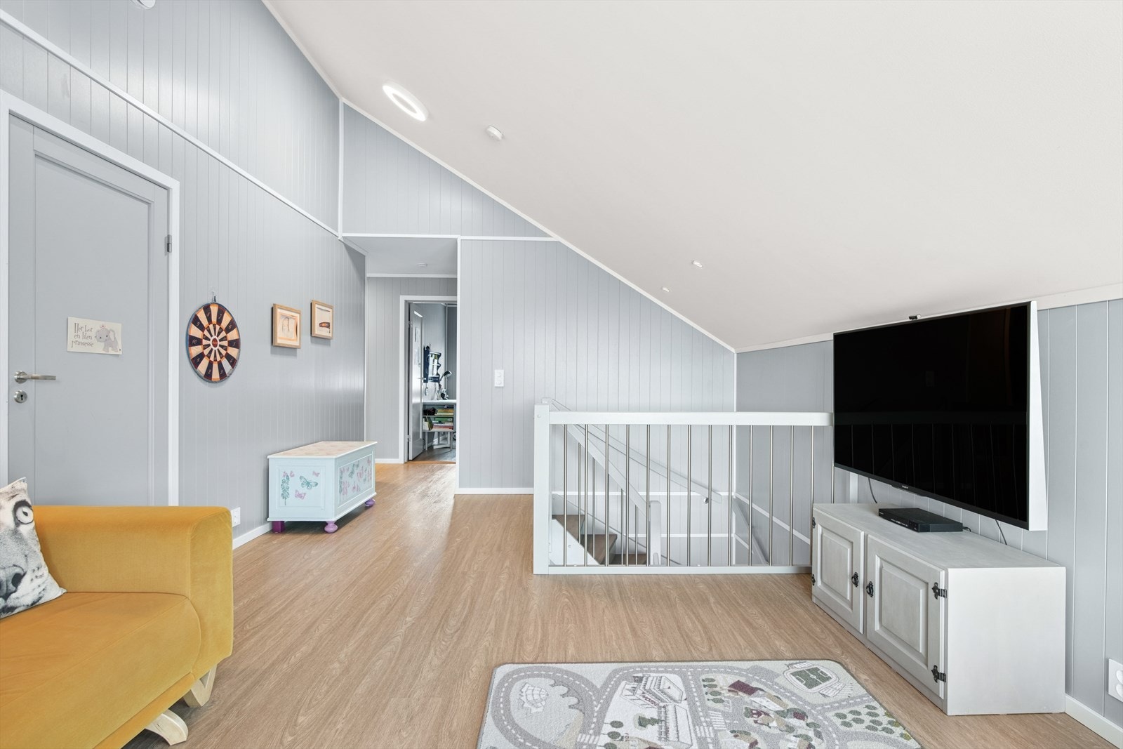 Fra stuen kommer man opp i boligens 2. etg, med en romslig loftstue Galleribilde