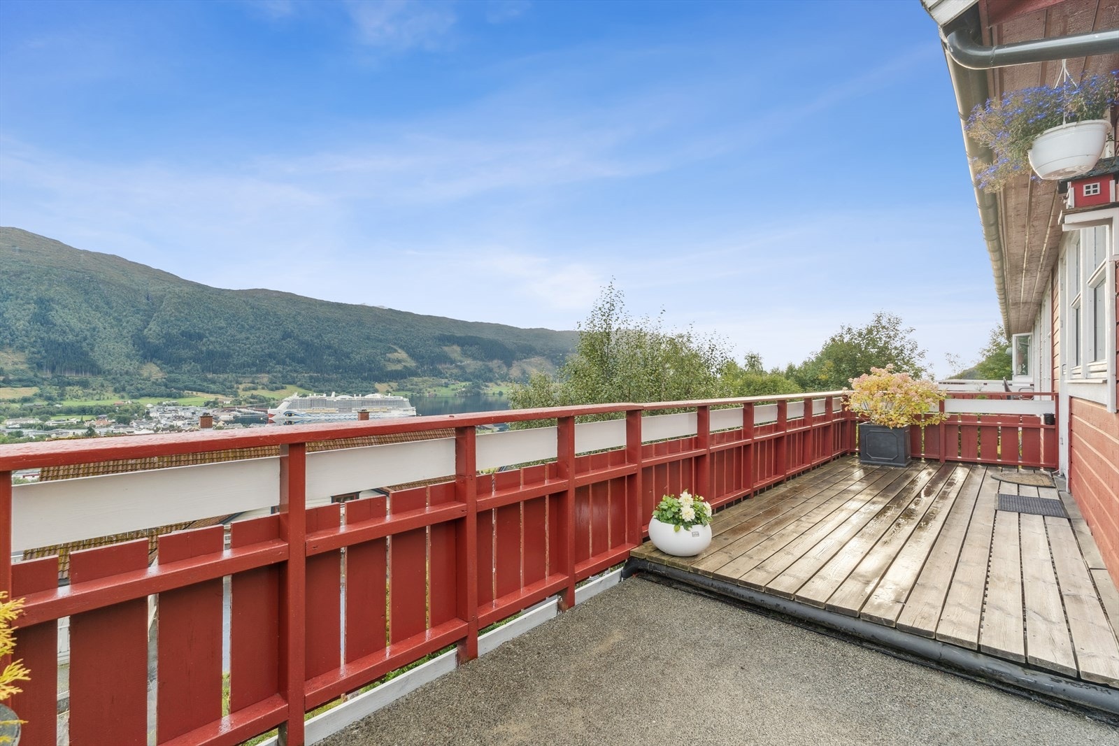 Terrassebord på altan vart også skifta i 2020 Galleribilde