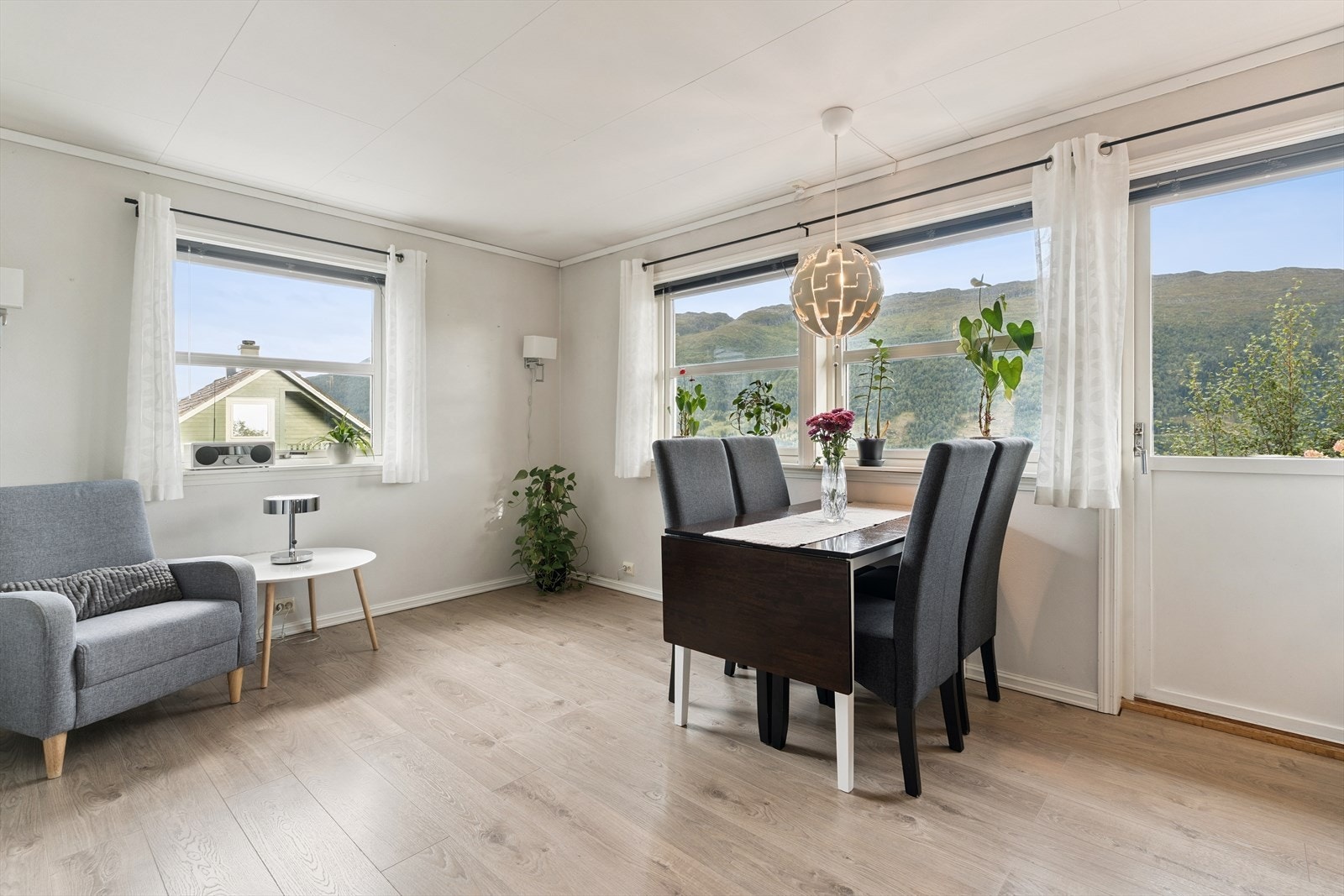 Plass for spisebord ved vindauget - aldri feil med nydelig utsikt til måltidet! Galleribilde