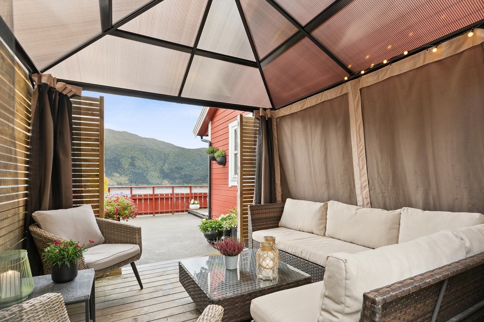 Med tak og veggar forlengar du utesesongen - flott utsikt mot fjord og fjellheim frå terrasse, altan og stove/kjøkken! Galleribilde