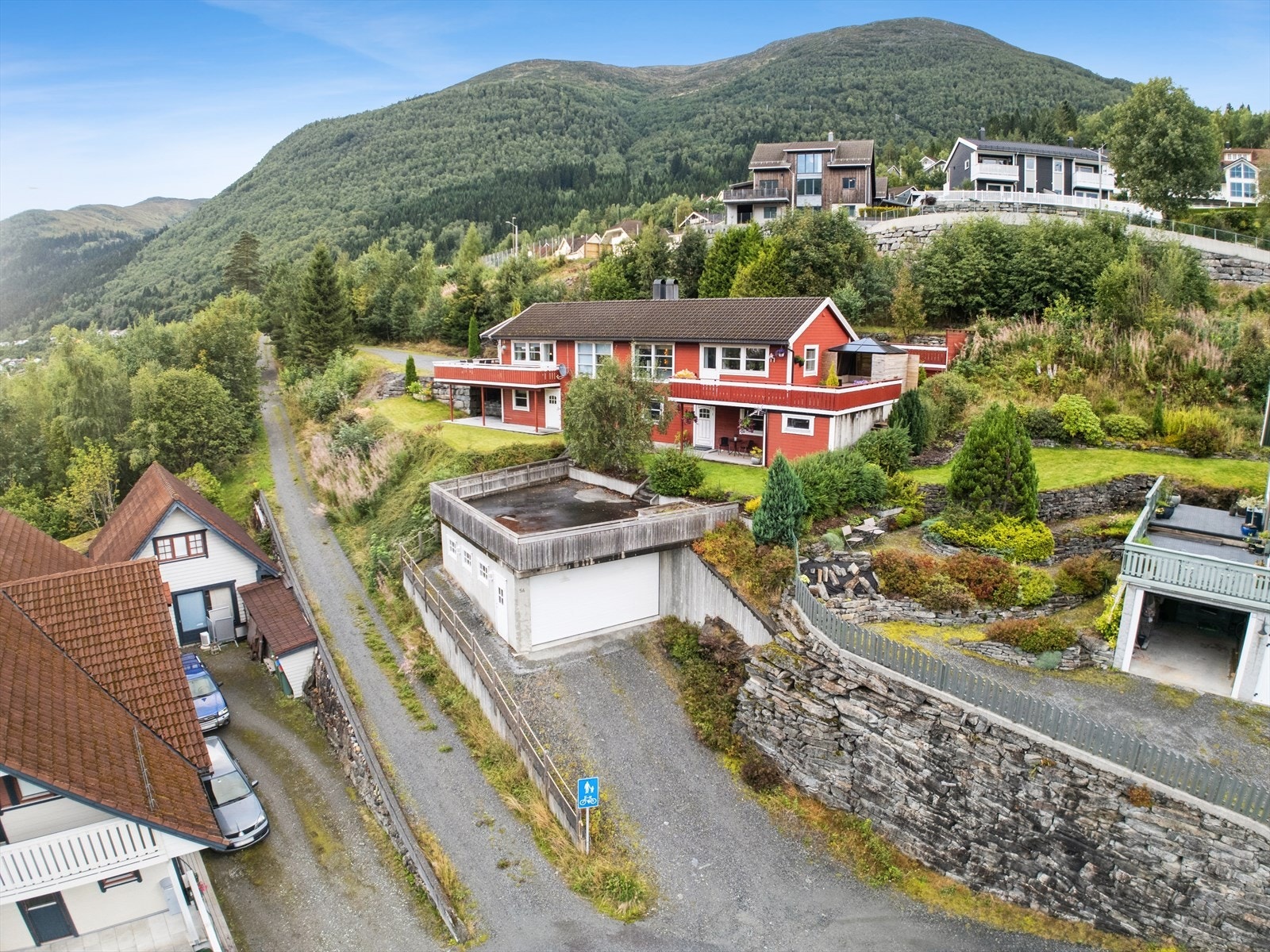 Supert med ei romsleg garasje, og uteområde på taket. Plass for drivhuset - eller kanskje ei trampoline? Galleribilde