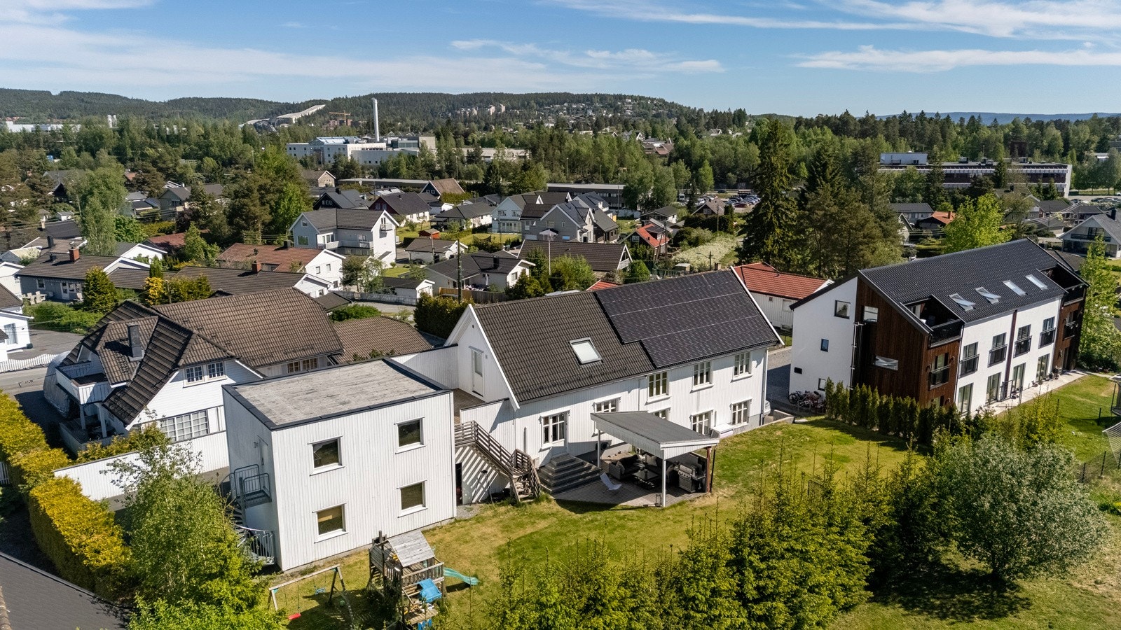Eiendommen har en solrik tomt på 1,1 mål. Galleribilde