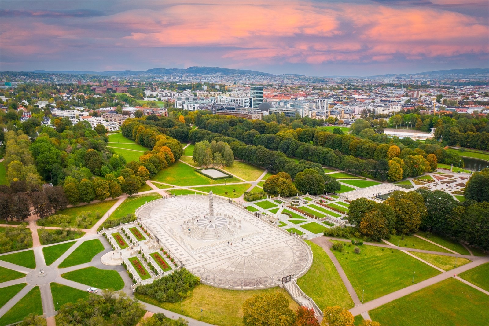 Området grenser til det praktfulle Vigelandsanlegget i Frognerparken, som regnes blant Norges mest imponerende parker. Galleribilde
