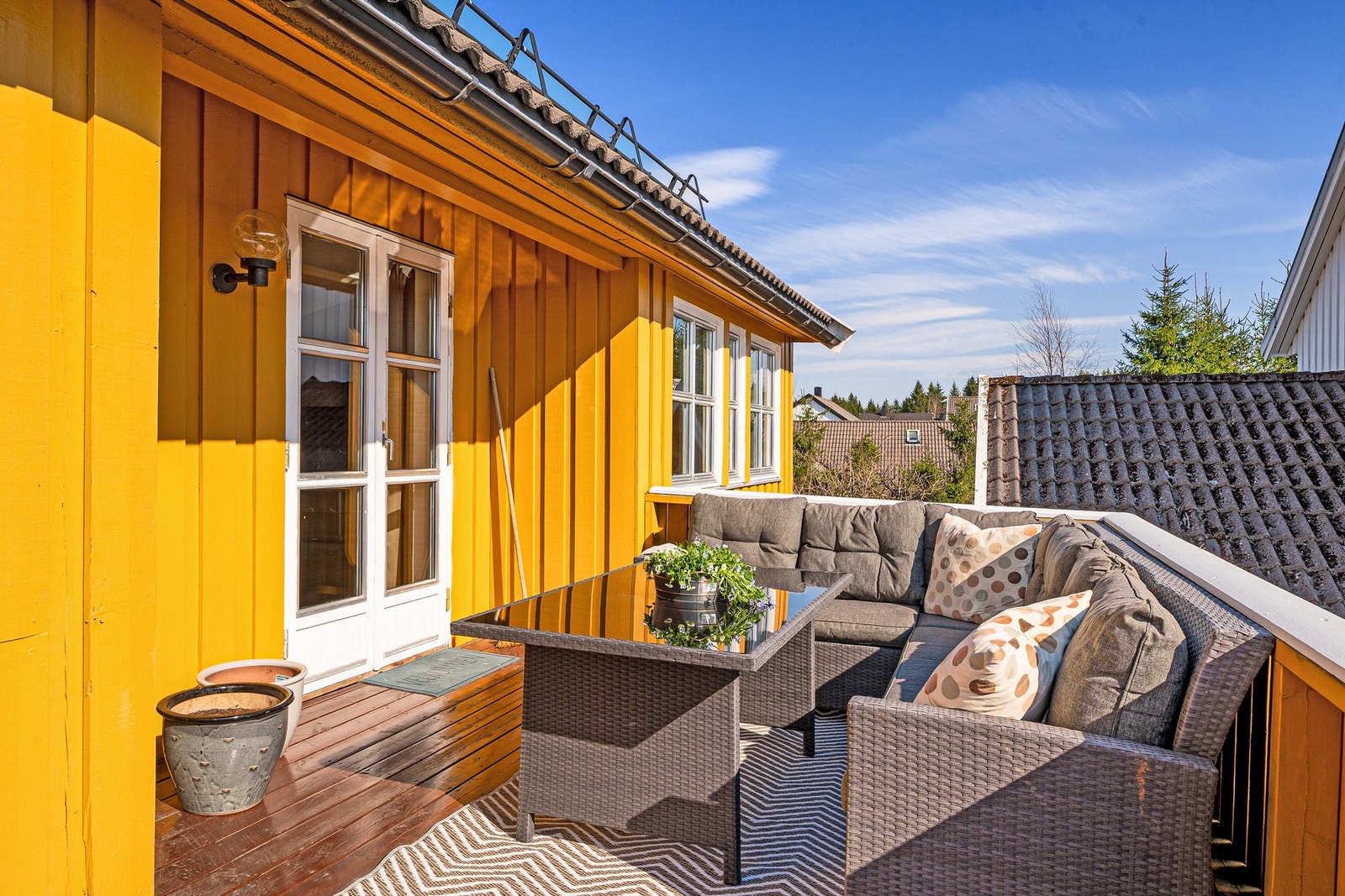 God plass til flere sittegrupper. Galleribilde