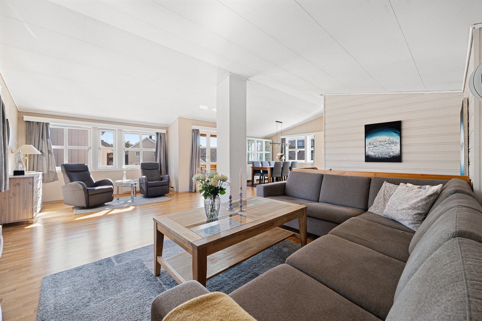 Lys og flott stue med lite innsyn. Galleribilde