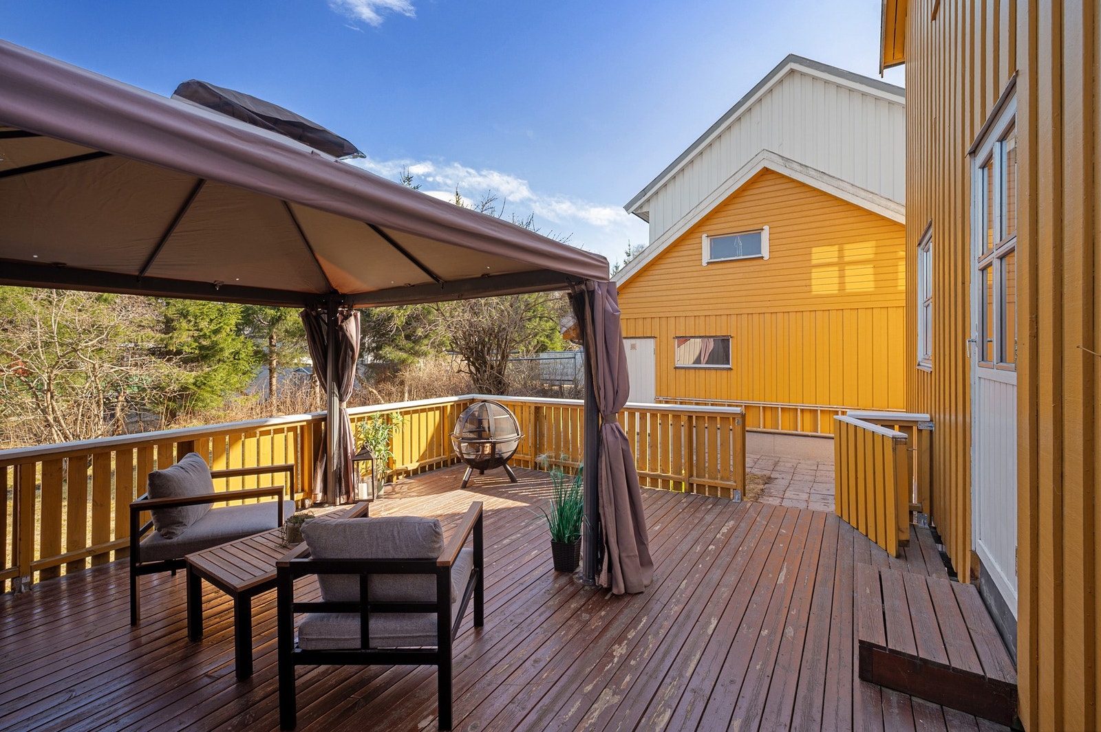 Veranda på baksiden med morgensol. Galleribilde