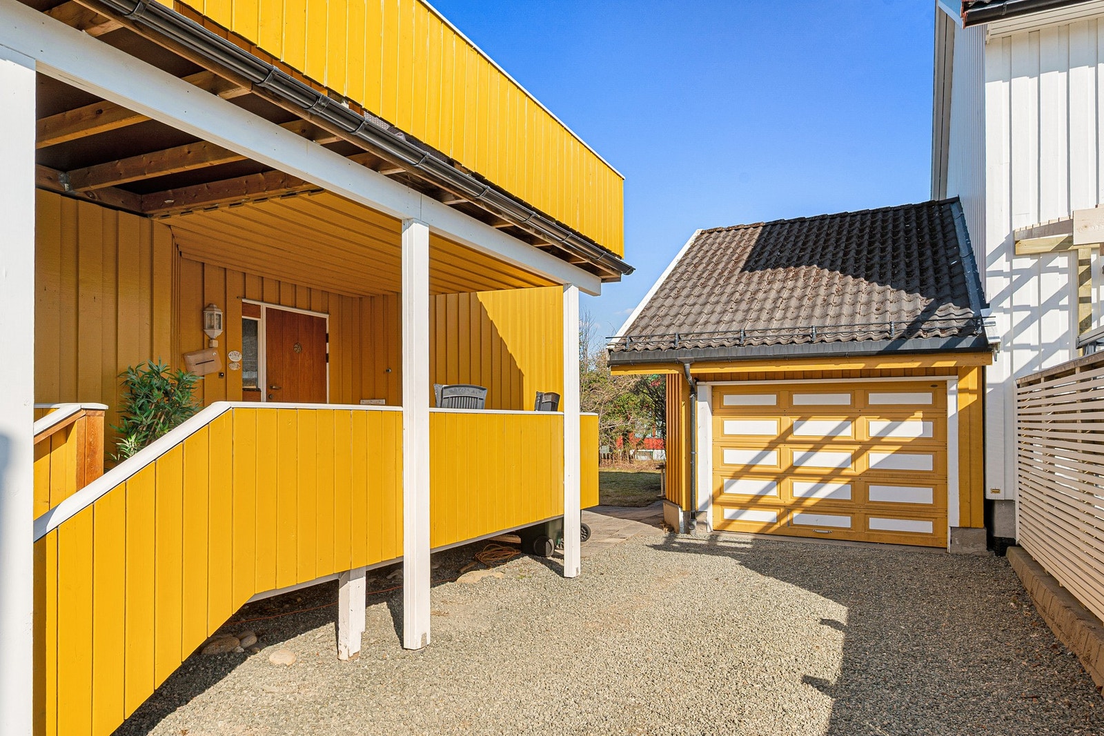 Romslig garasje med lagring på loft. Galleribilde
