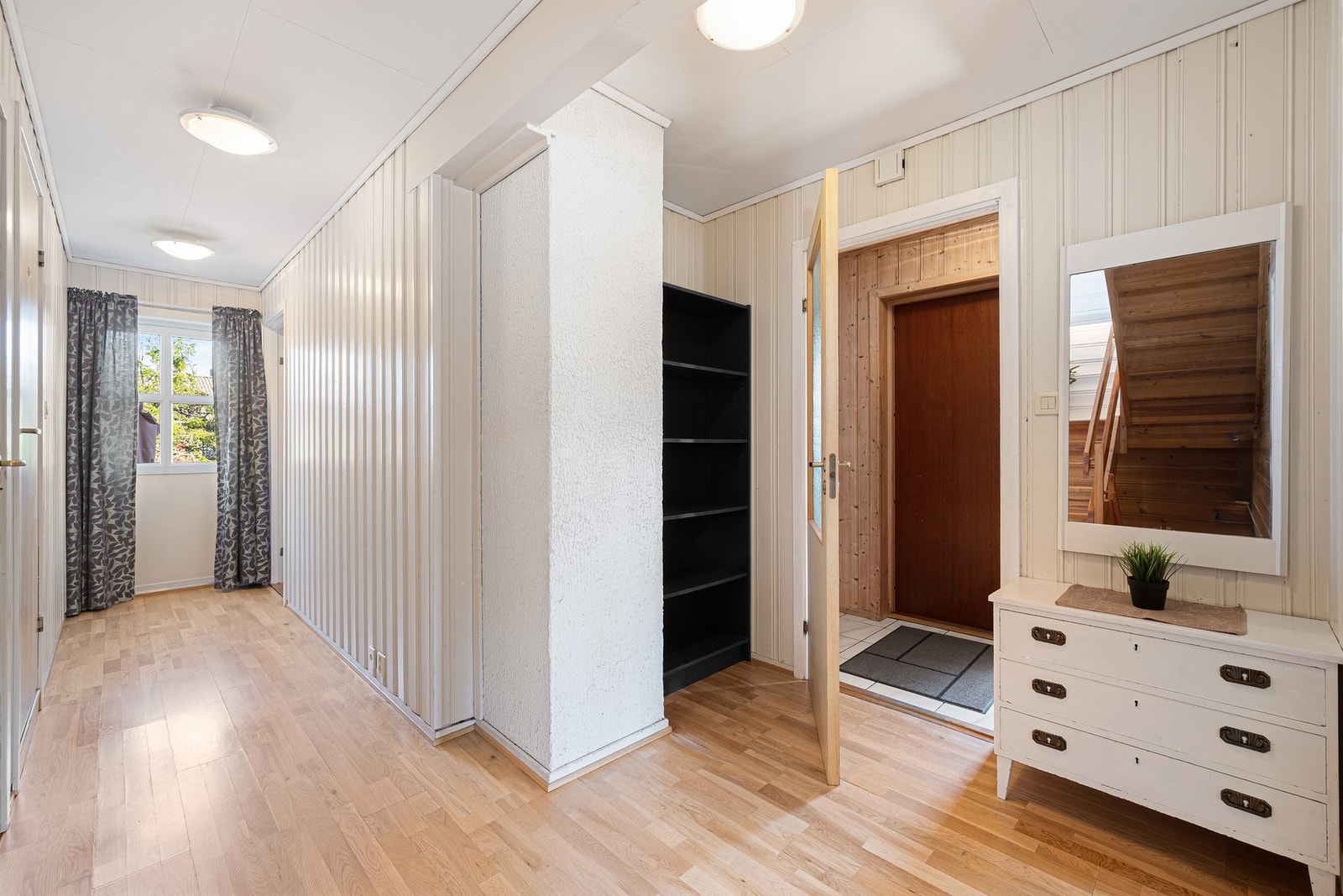 I 1.etasje er det 3 soverom, bad, toalettrom og gang. Galleribilde
