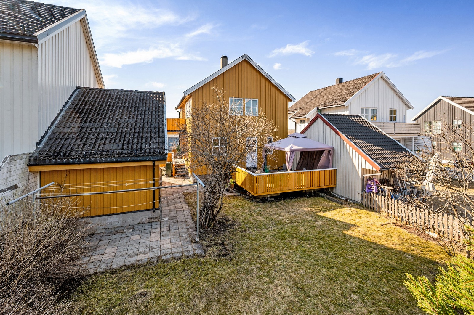 Boligen har en fantastisk beliggenhet i feltet og har solen hele dagen. Galleribilde