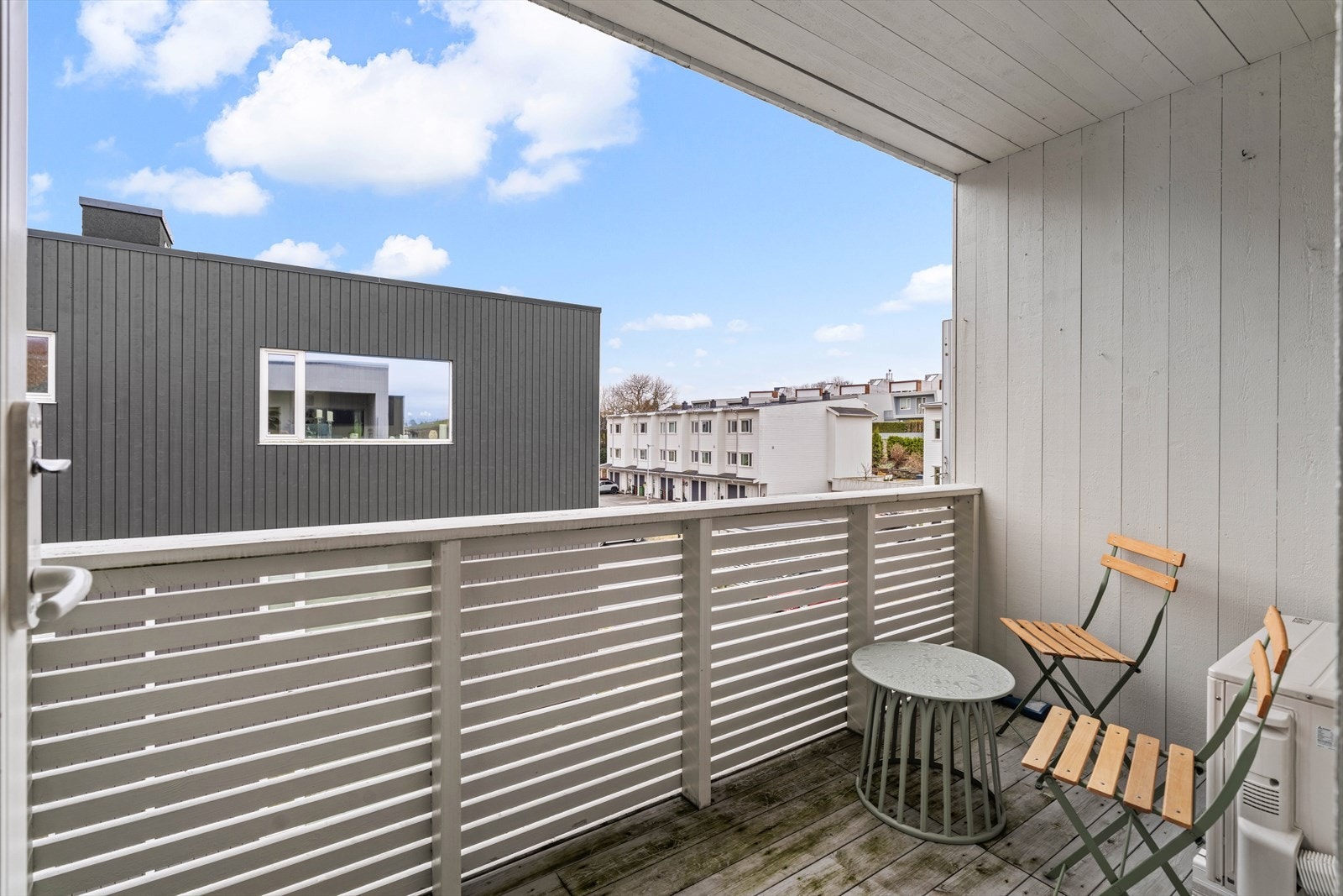 Balkongen har plass til en hyggelig sittegruppe. Galleribilde