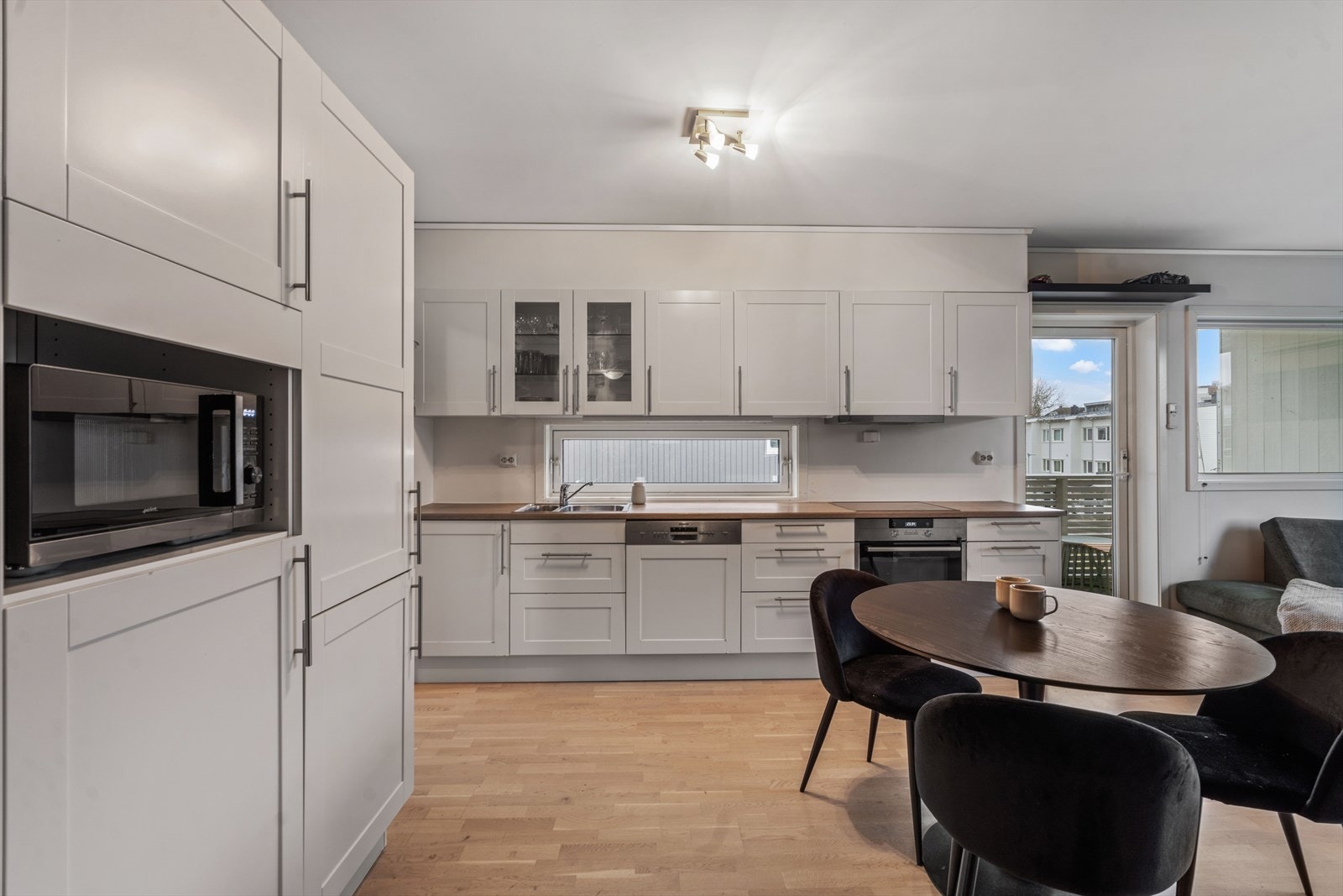 Godt med lagringsplass i både over- og underskap. Kjøkkeninnredningen er fra byggeåret. Galleribilde