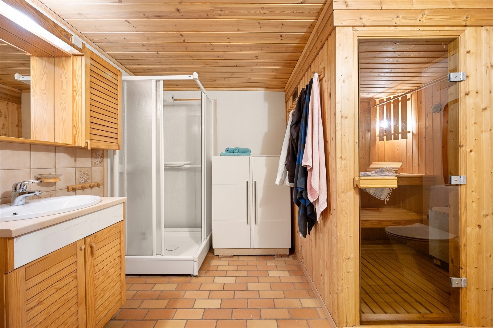 Stort bad med badstue i underetasjen Galleribilde