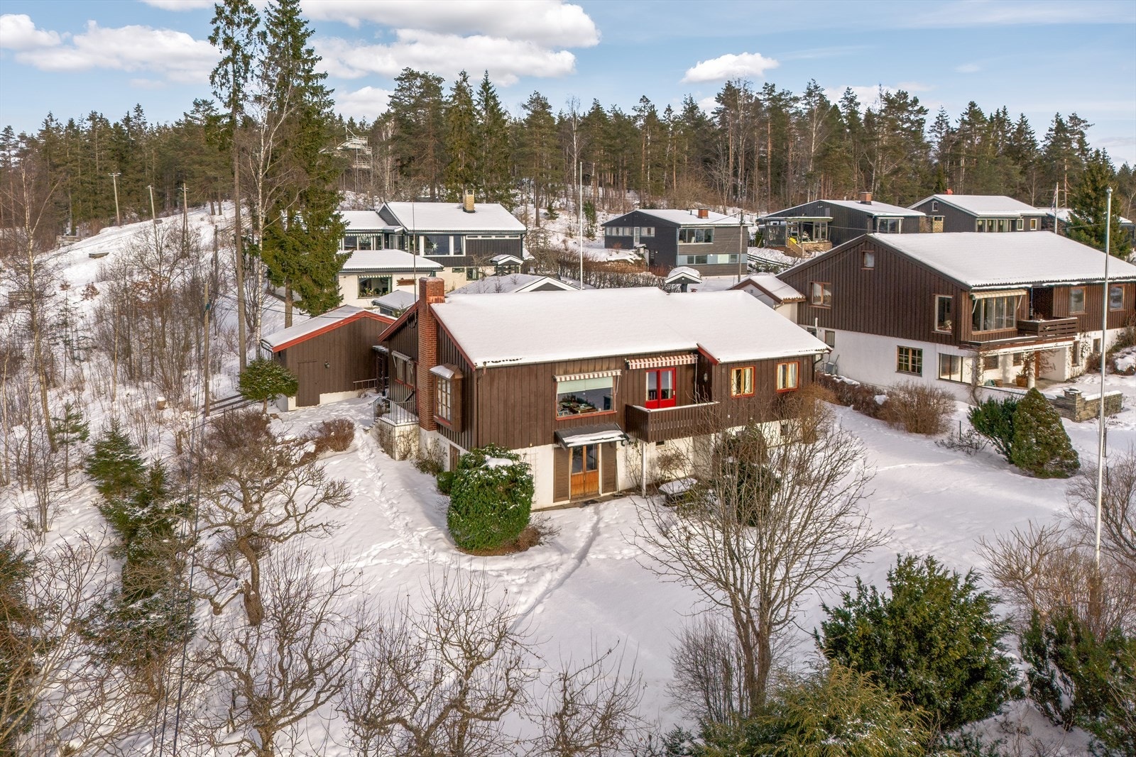 Her bor du i rolige og naturskjønne omgivelser, perfekt for barnefamilier; kort vei til skoler, barnehager Galleribilde