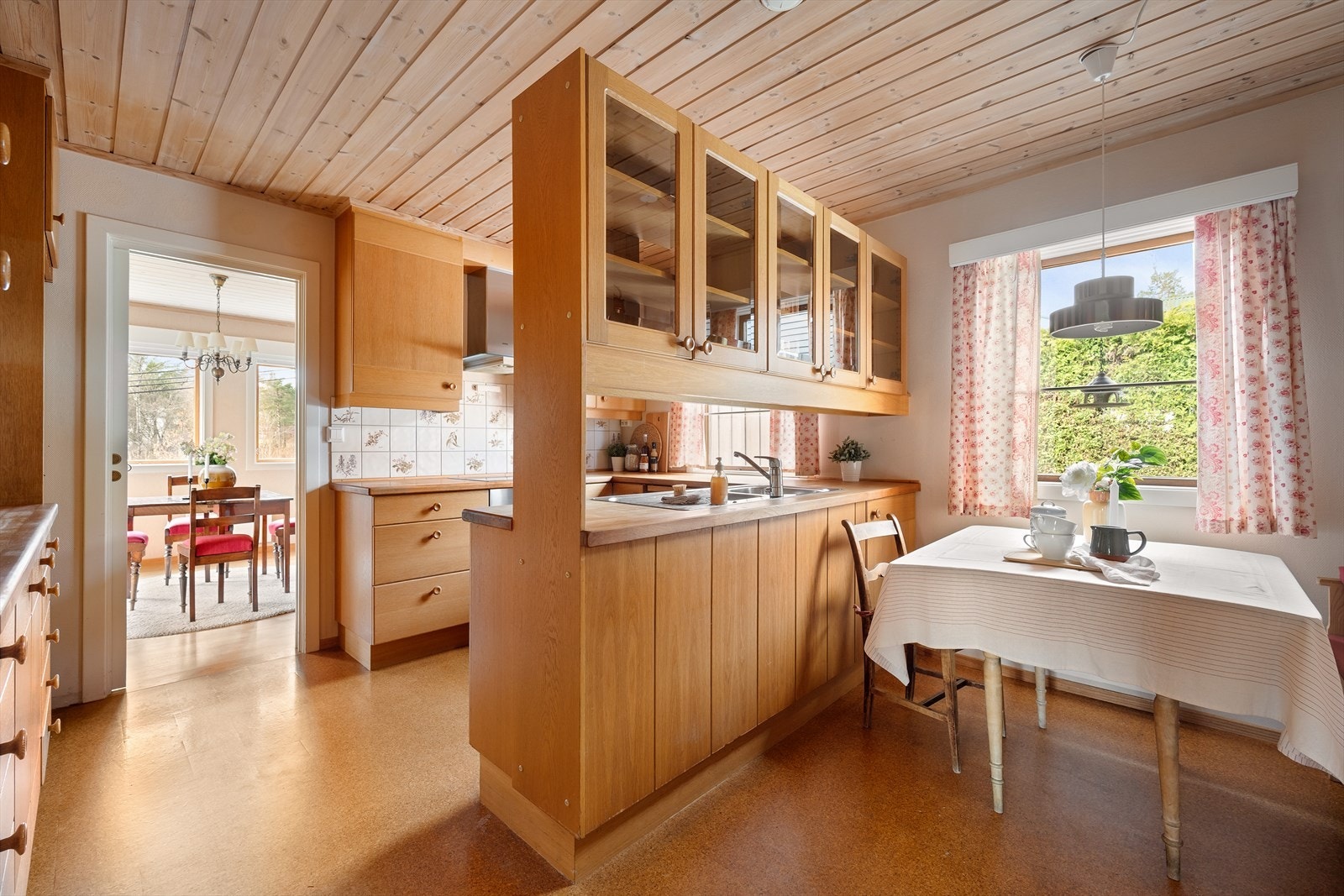 Pent kjøkken med god lagringsplass Galleribilde