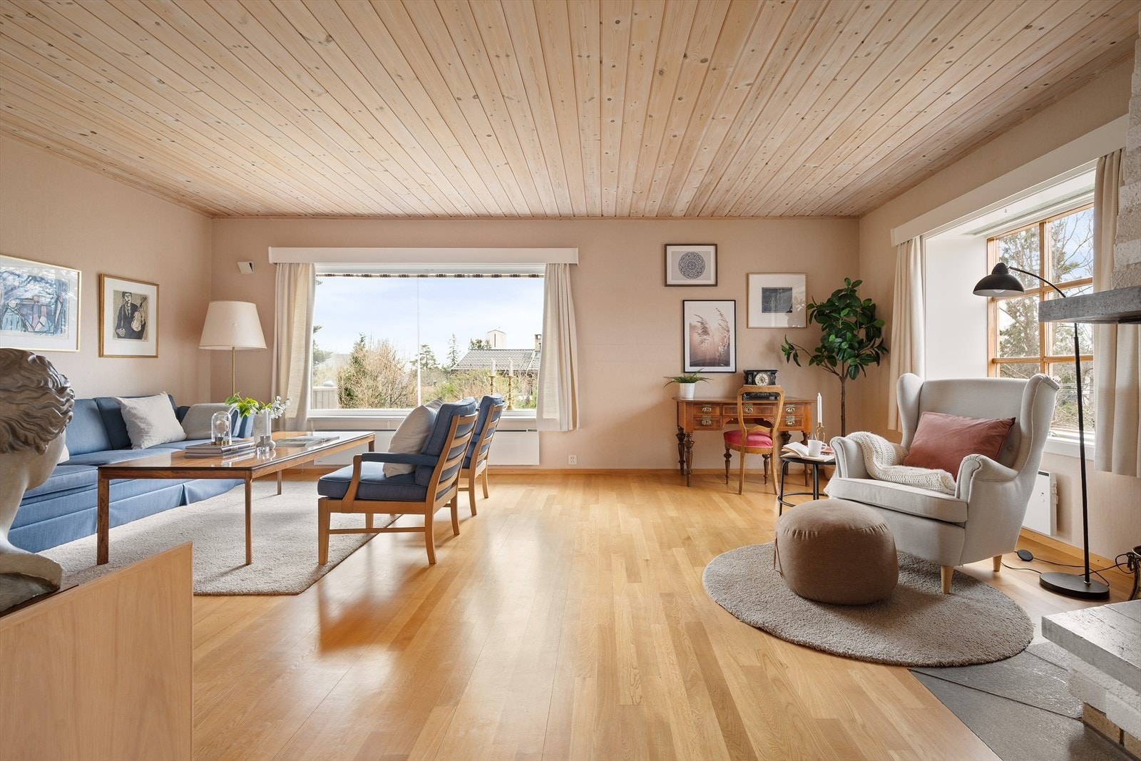 Stue med store vinduer som slipper inn mye naturlig lys Galleribilde