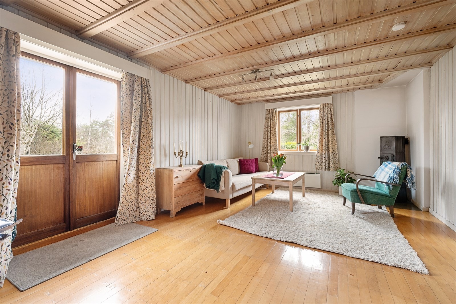 Underetasjen har direkte utgang til hage og bl.a. baderom og vaskerom Galleribilde