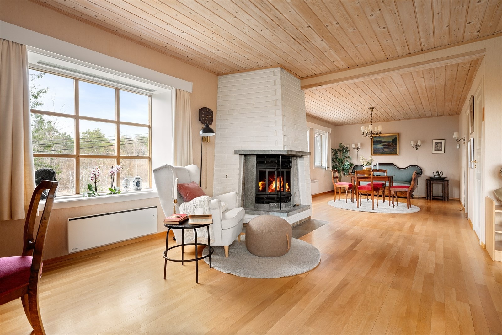 Flott ildsted i den store og åpne stuen/spisestuen Galleribilde