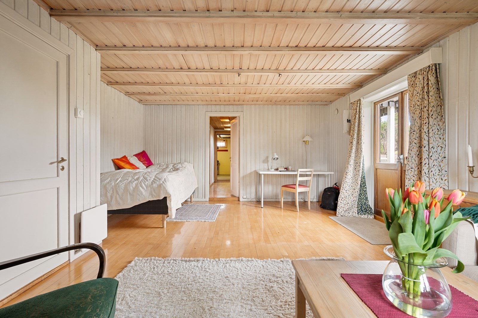 Lyst og trivelig oppholdsrom i underetasjen Galleribilde