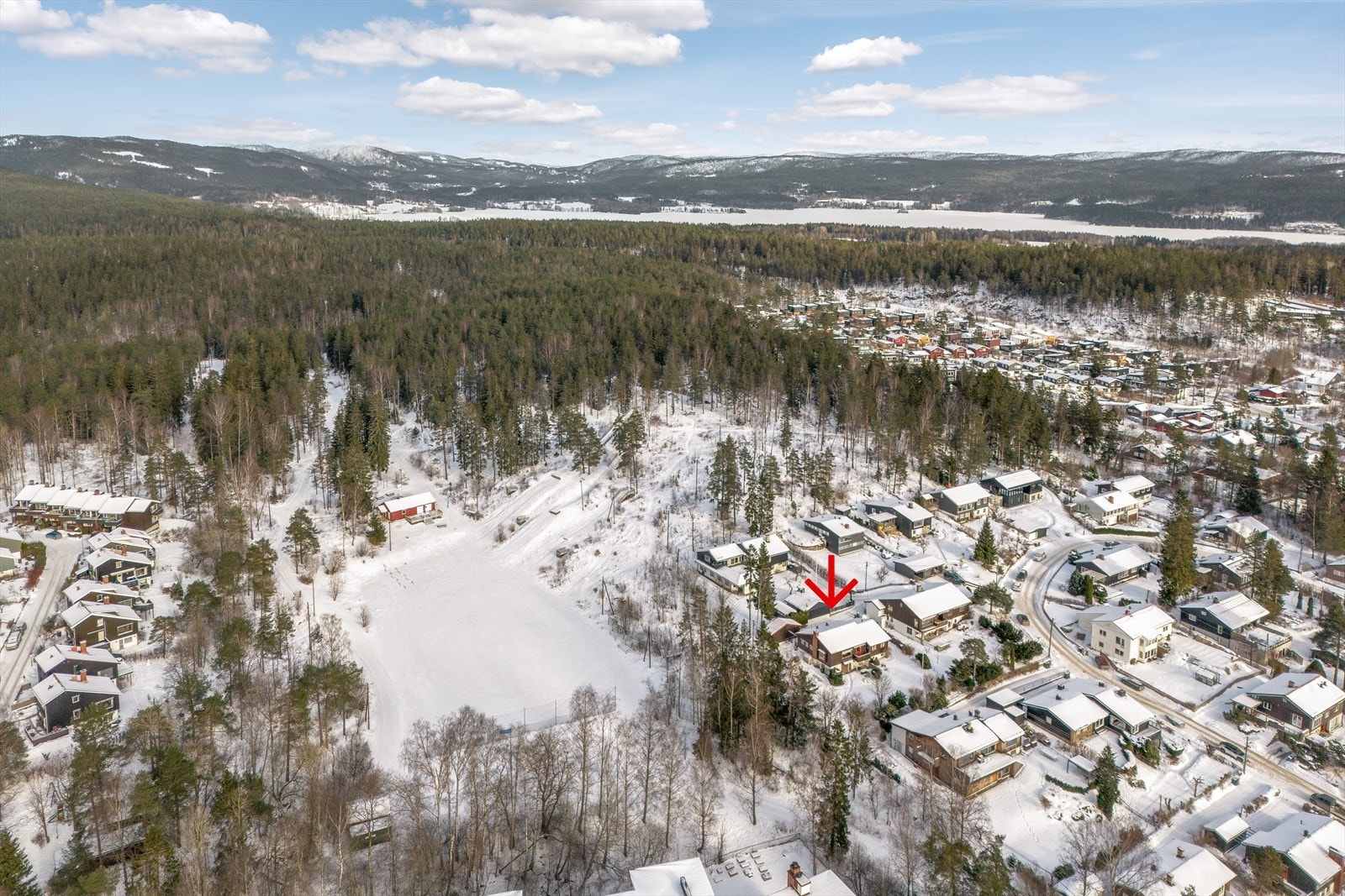 Huset ligger i skogkanten ved turveien som starter ved Nordberg kirke og man ser ned på Kollbanen. Galleribilde