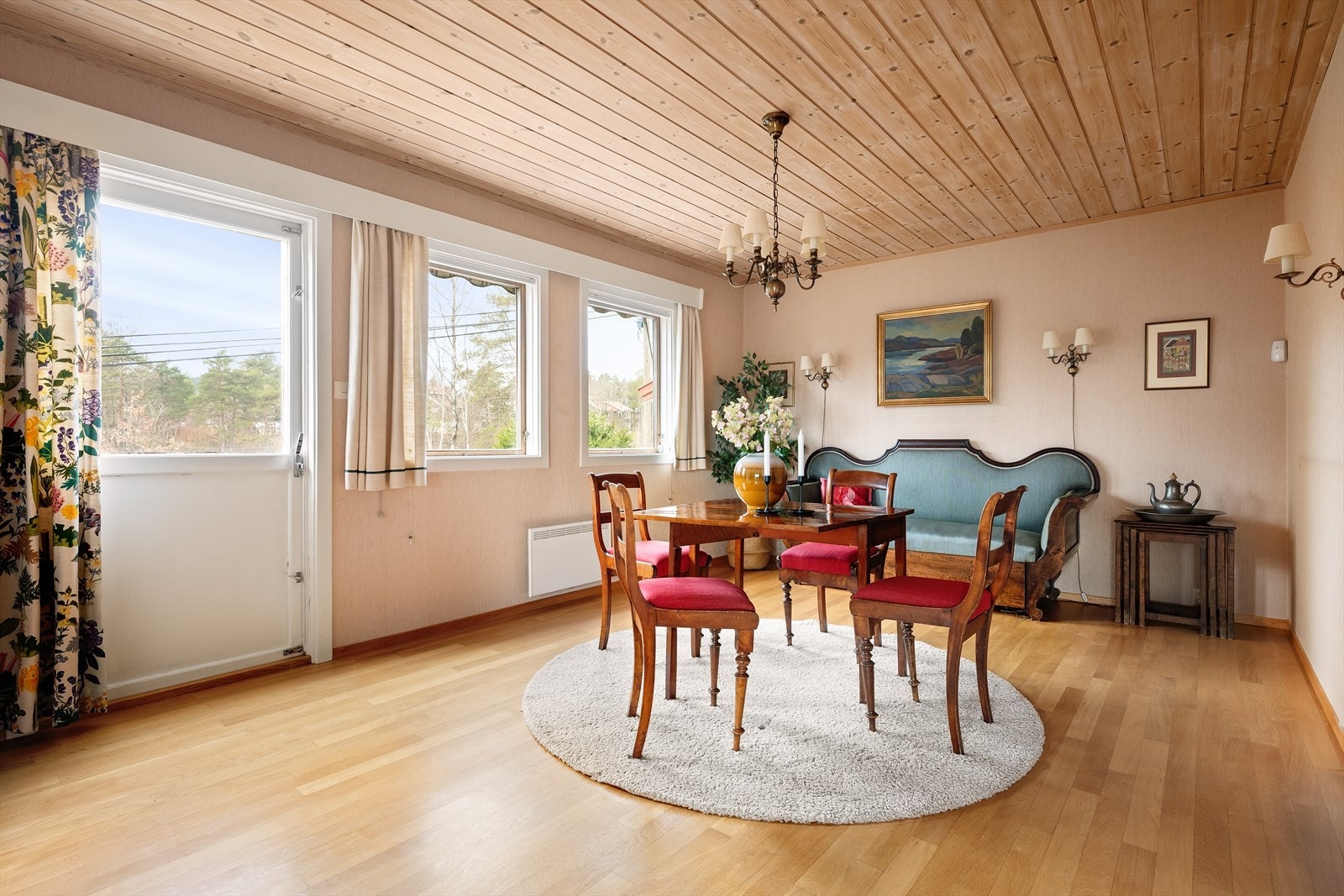 Spisestue med direkte utgang til trappen som fører videre ut i hagen Galleribilde