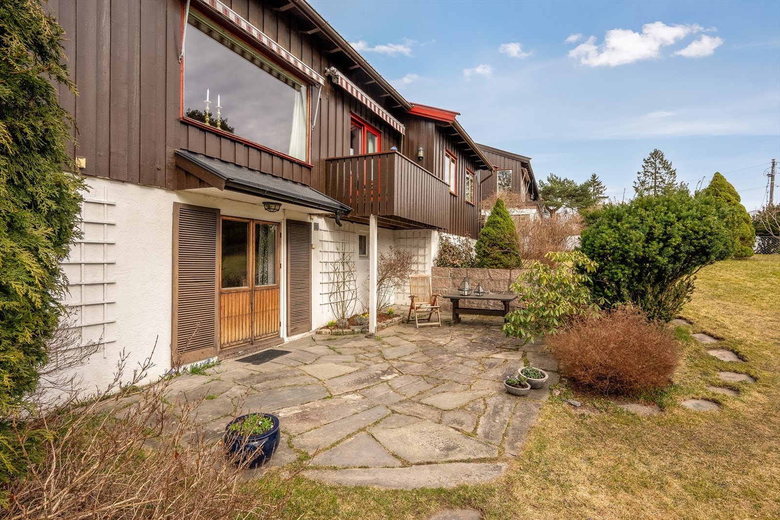 Underetasjen har direkte utgang til hagen Galleribilde