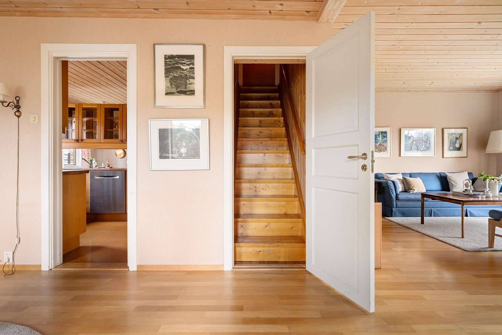 Trappen i midten av bildet fører opp til loftet Galleribilde