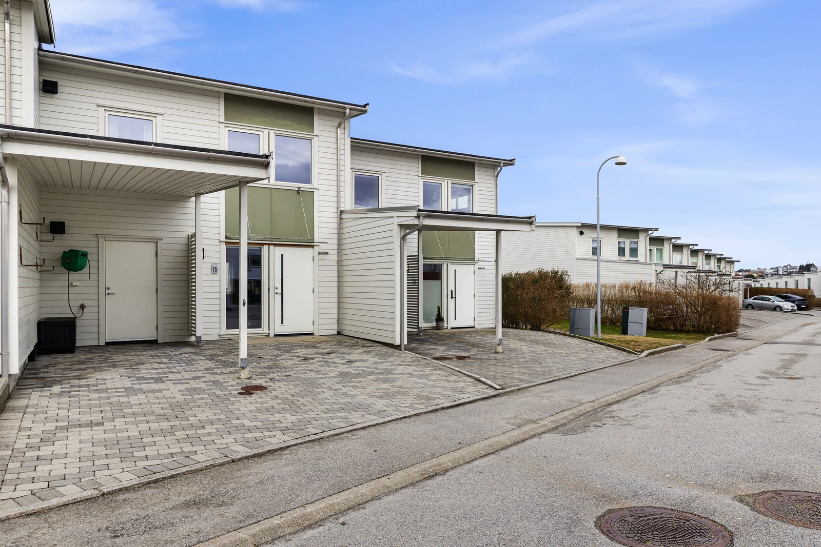 Boligen ligger i en gate med lite gjennomgangstrafikk. Galleribilde