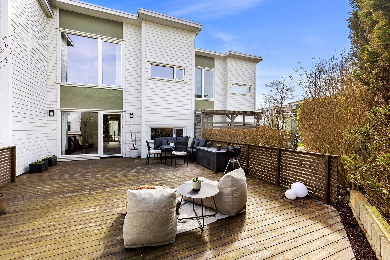 Boligen har en stor, skjermet terrasse med gode solforhold på ettermiddag og kveld. Galleribilde
