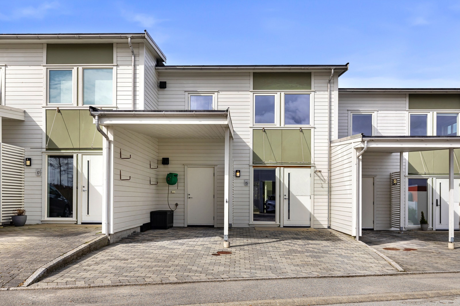 Parkering i egen carport. Det er strømuttak klargjort for montering av elbillader. Galleribilde