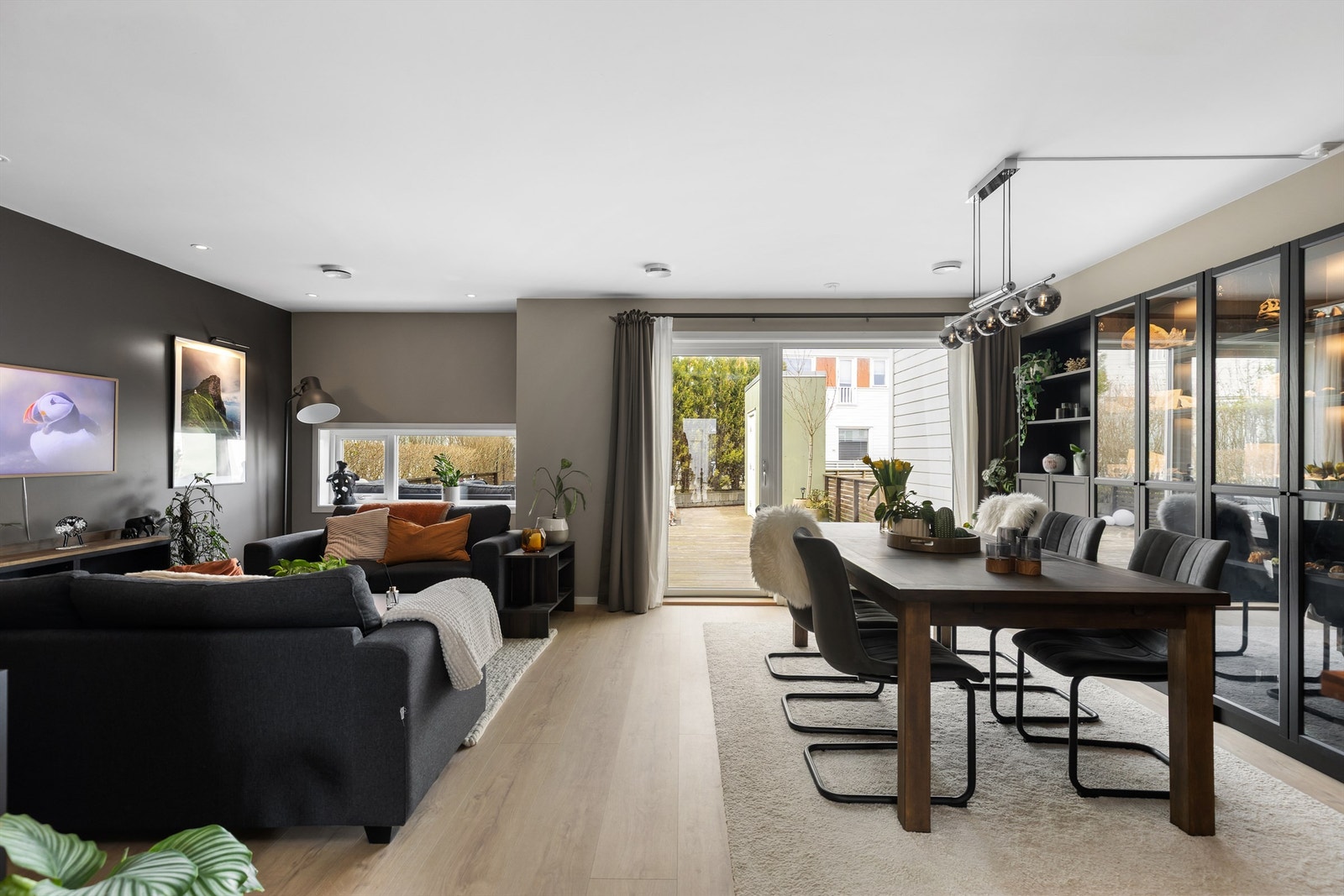 Stuen er romslig og lett å møblere, med plass til både sofagruppe og spisebord. Galleribilde