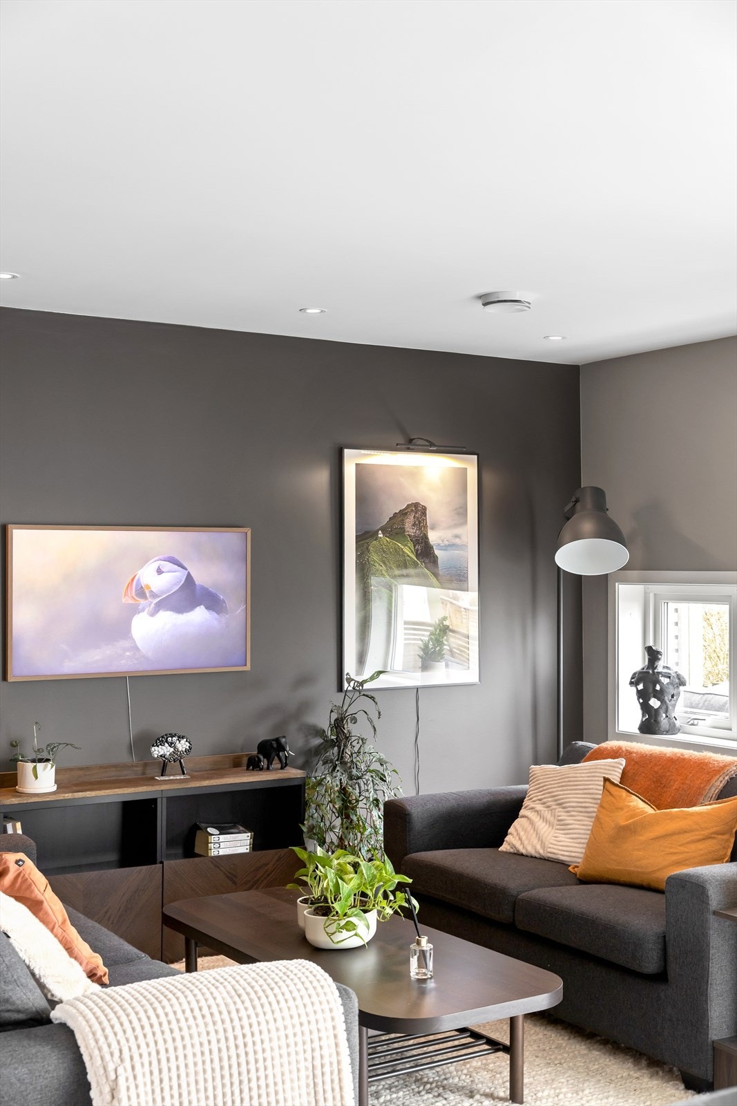 Downlights i taket sørger for god grunnbelysning i hele sonen. Galleribilde