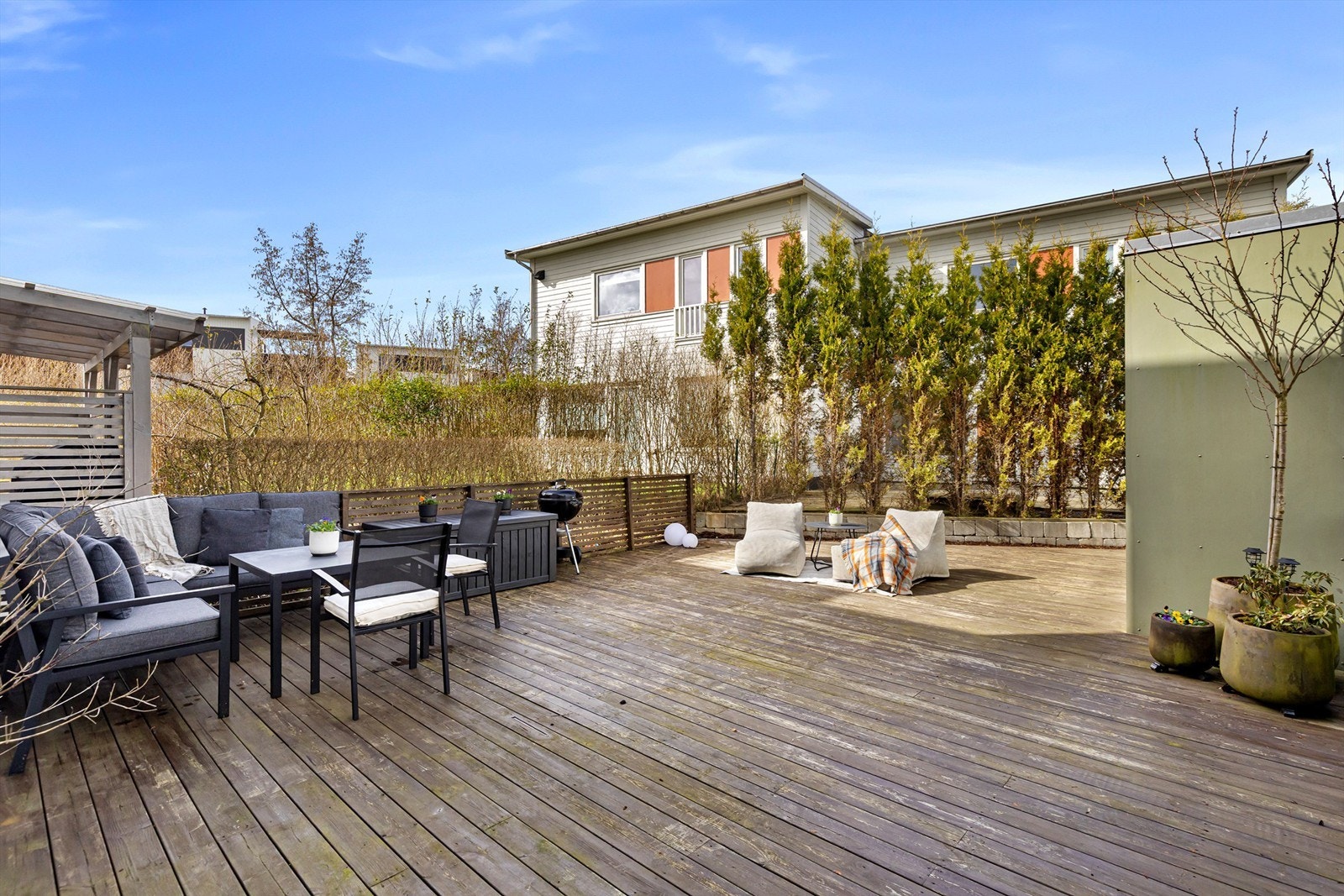 Uteplassen er delvis skjermet og gir god plass til både sittegruppe og grill. Galleribilde