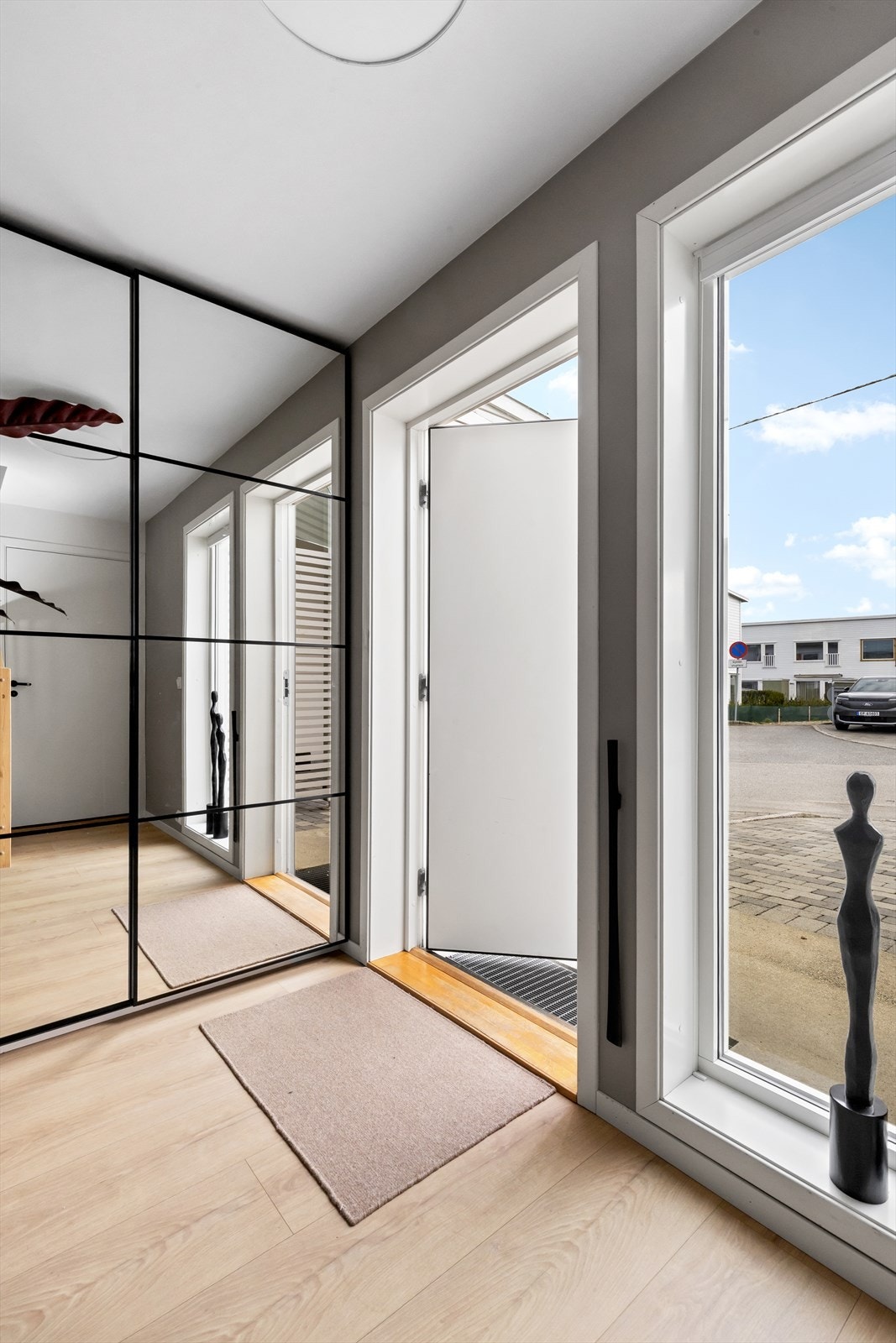 Entréen er lys og innbydende med god plass til garderobeløsninger. Galleribilde