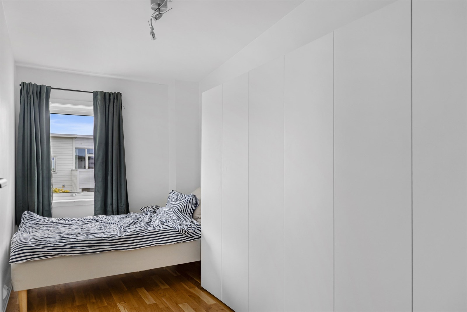 Det andre soverommet har også en god størrelse, med plassbygget garderobeskap. Galleribilde