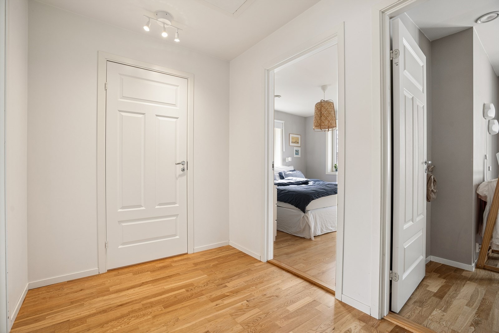 Flott planløsning med romslige værelser, lagring i innvendig bod og adkomst til lagringsloft via luke i himling med nedfallbar trapp (synes såvidt på bildet). Galleribilde