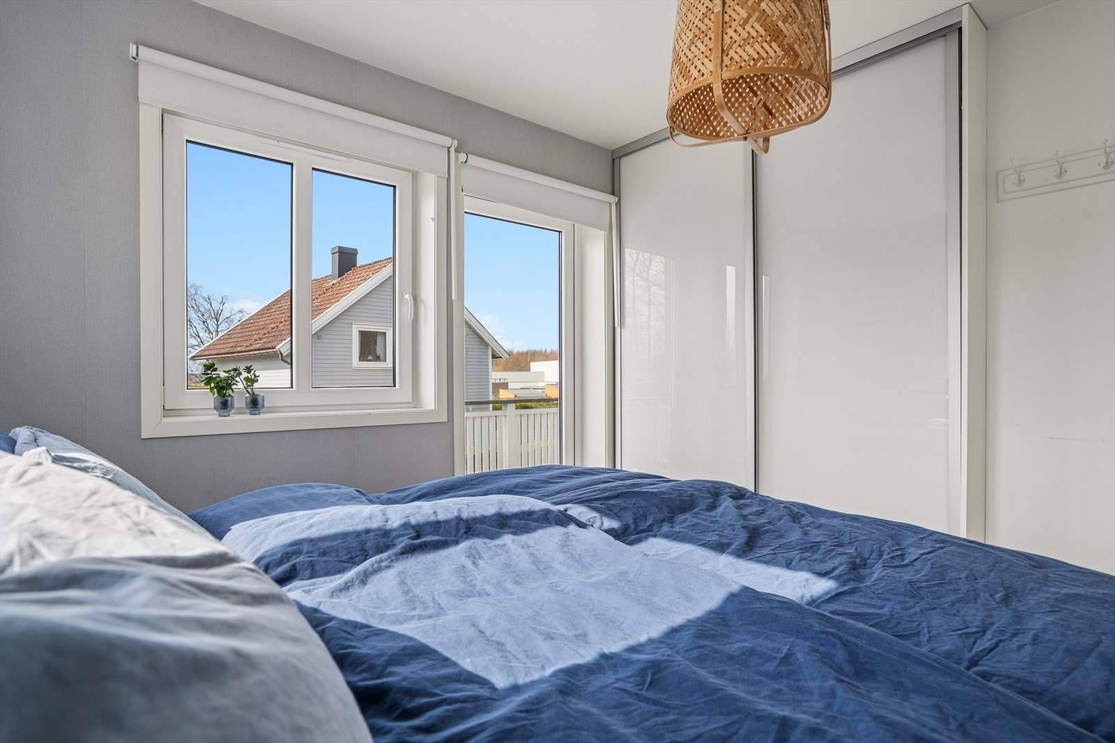 Soverommet har skyvedørsgarderobe og god plass til dobbeltseng. Galleribilde