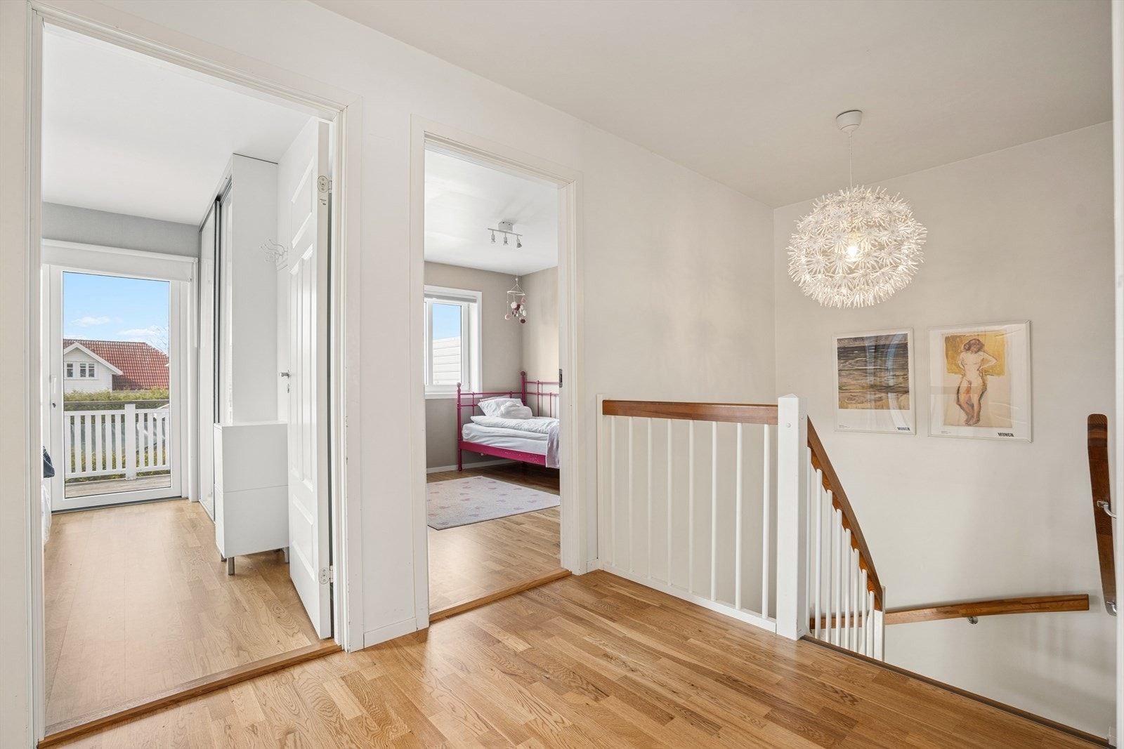 Velkommen opp! I 2. etasje er gang, 3 soverom, bad og en innvendig bod. Galleribilde