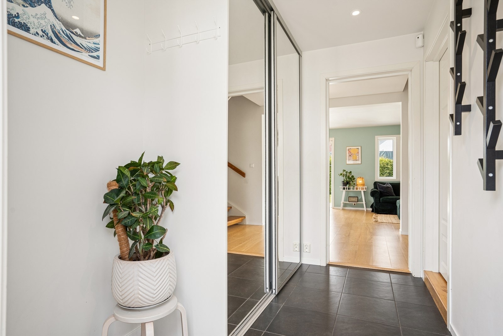 Hyggelig entre med skyvedørsgarderobe og plass til ytterligere entreémøblement. Galleribilde