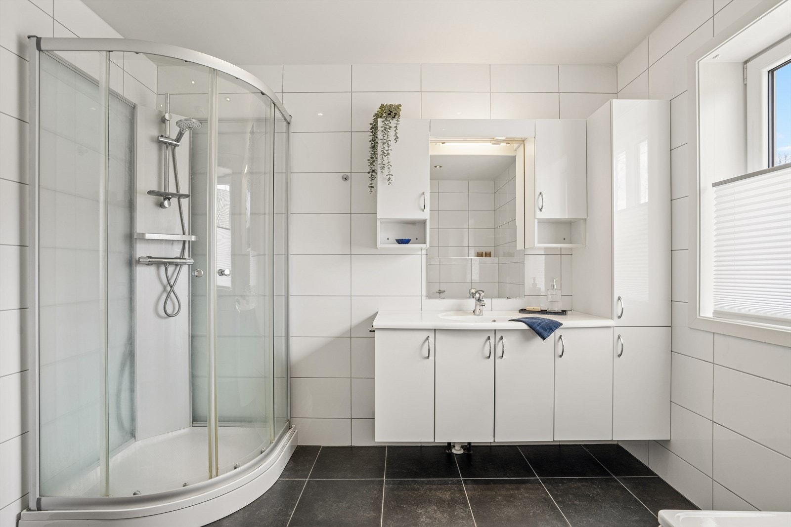 Bad nummer to er av ekstra god størrelse, og har både dusj og badekar! Galleribilde