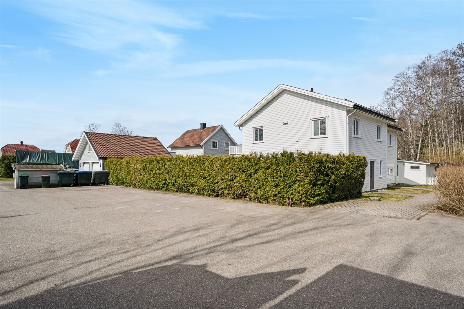 Det er flere parkeringsmuligheter langs hekken sør for boligen. Ta kontakt med megler for hyggelig visning! Galleribilde