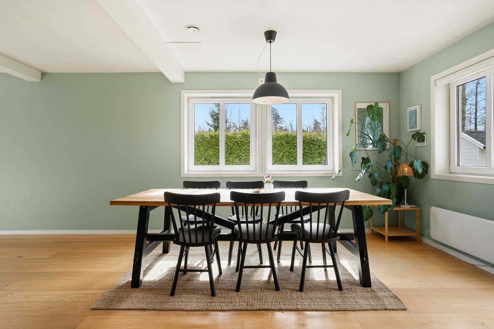 Det er god plass til stort spisebord med plass til hele familien og gjester. Galleribilde