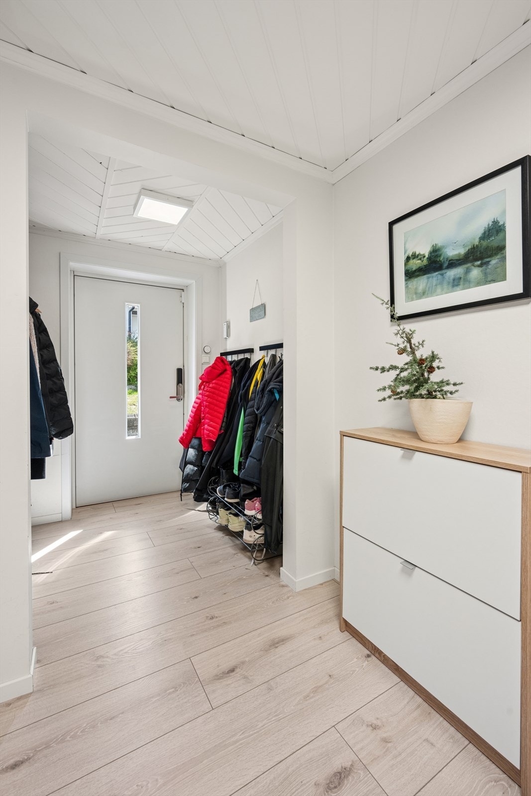 Stor og romslig gang med god plass til oppheng av yttertøy. Galleribilde