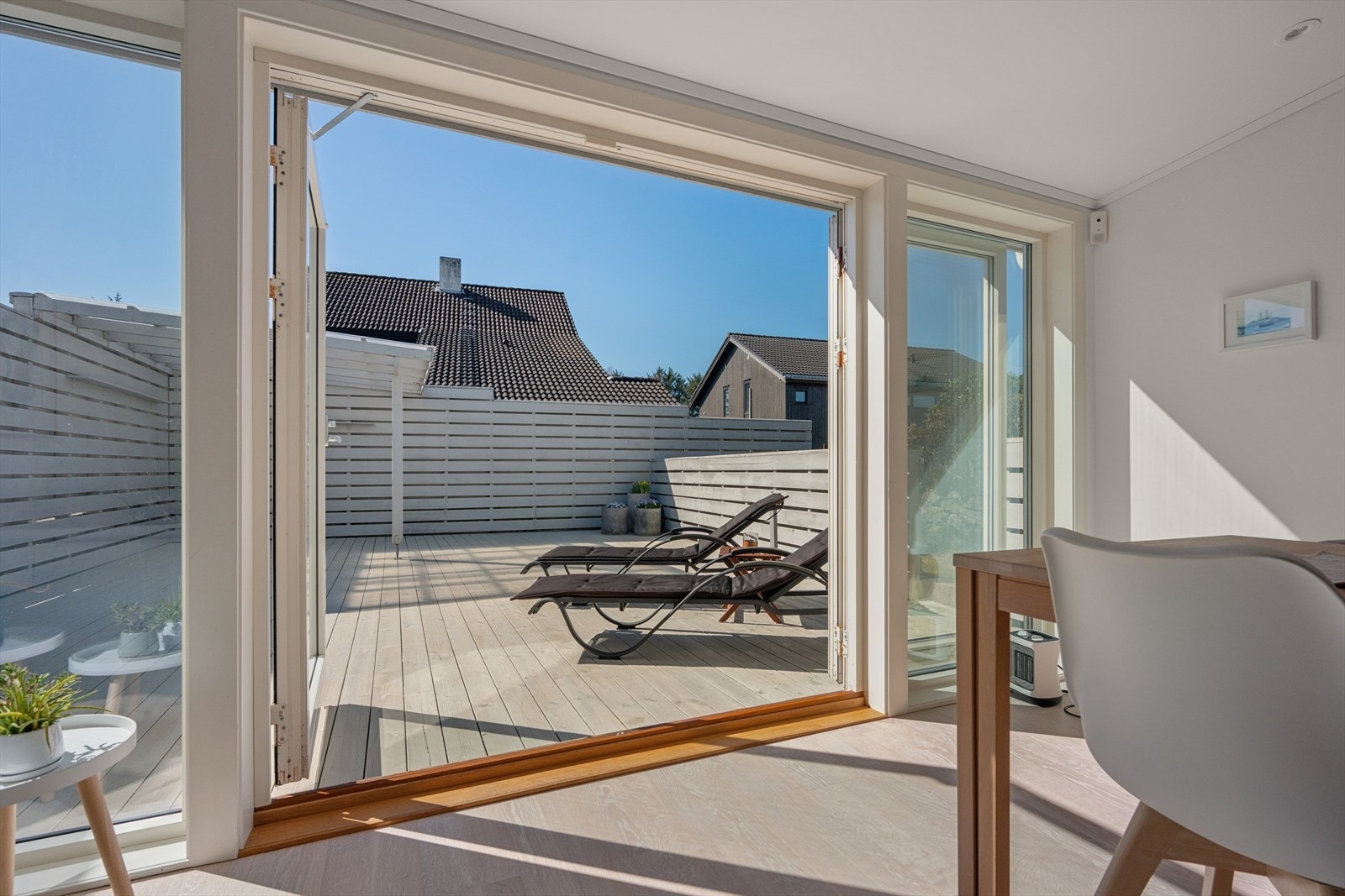 Terrasse i tilknytning til stue gir en fin overgang mellom inne og uterom. Galleribilde