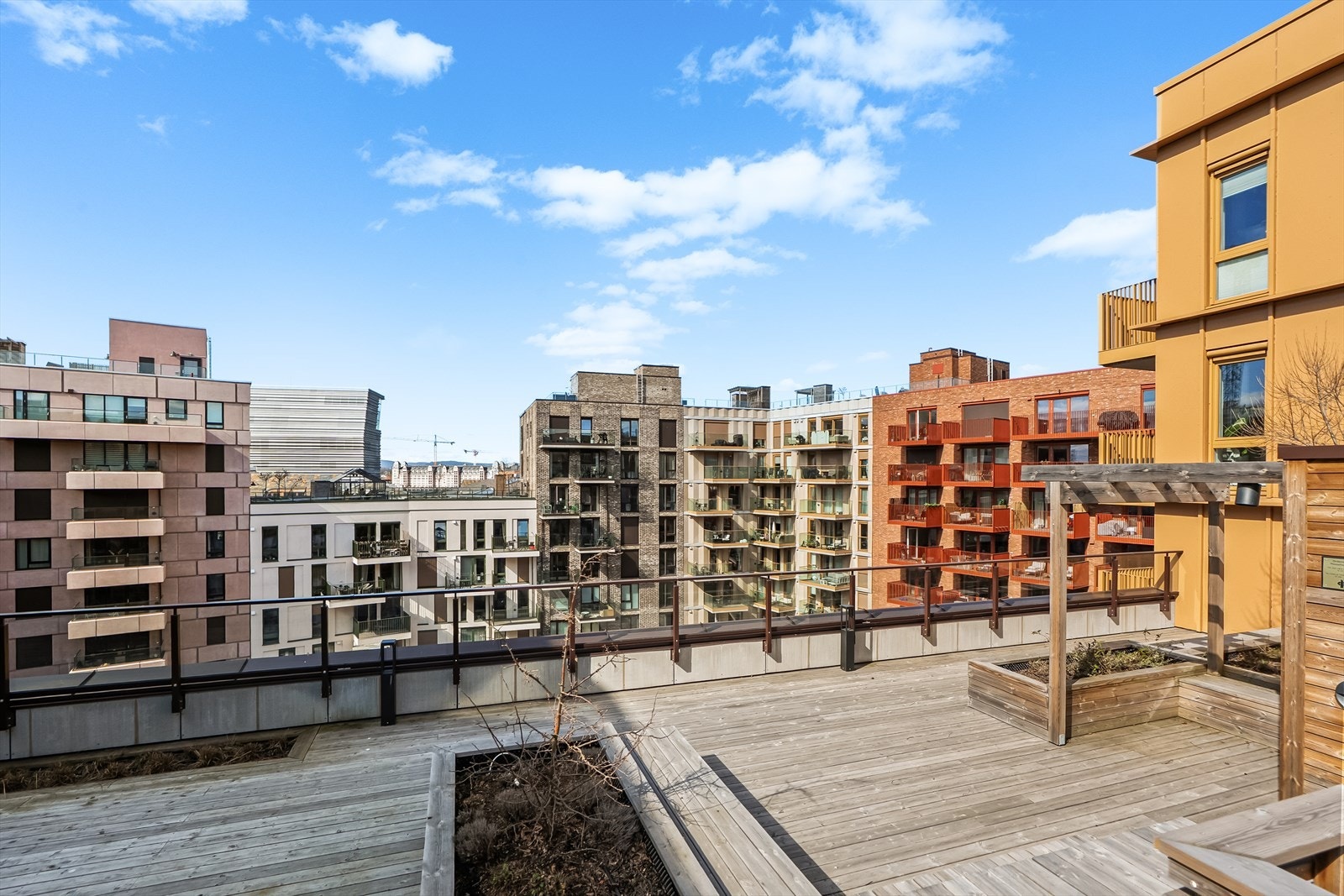 Felles takterrasse byr på svært gode solforhold og flott utsikt over nærområdet. Man har tilgang til totalt 7 takterrasser i sameiet med fantastisk utsikt og sol fra morgen til kveld om sommeren Galleribilde