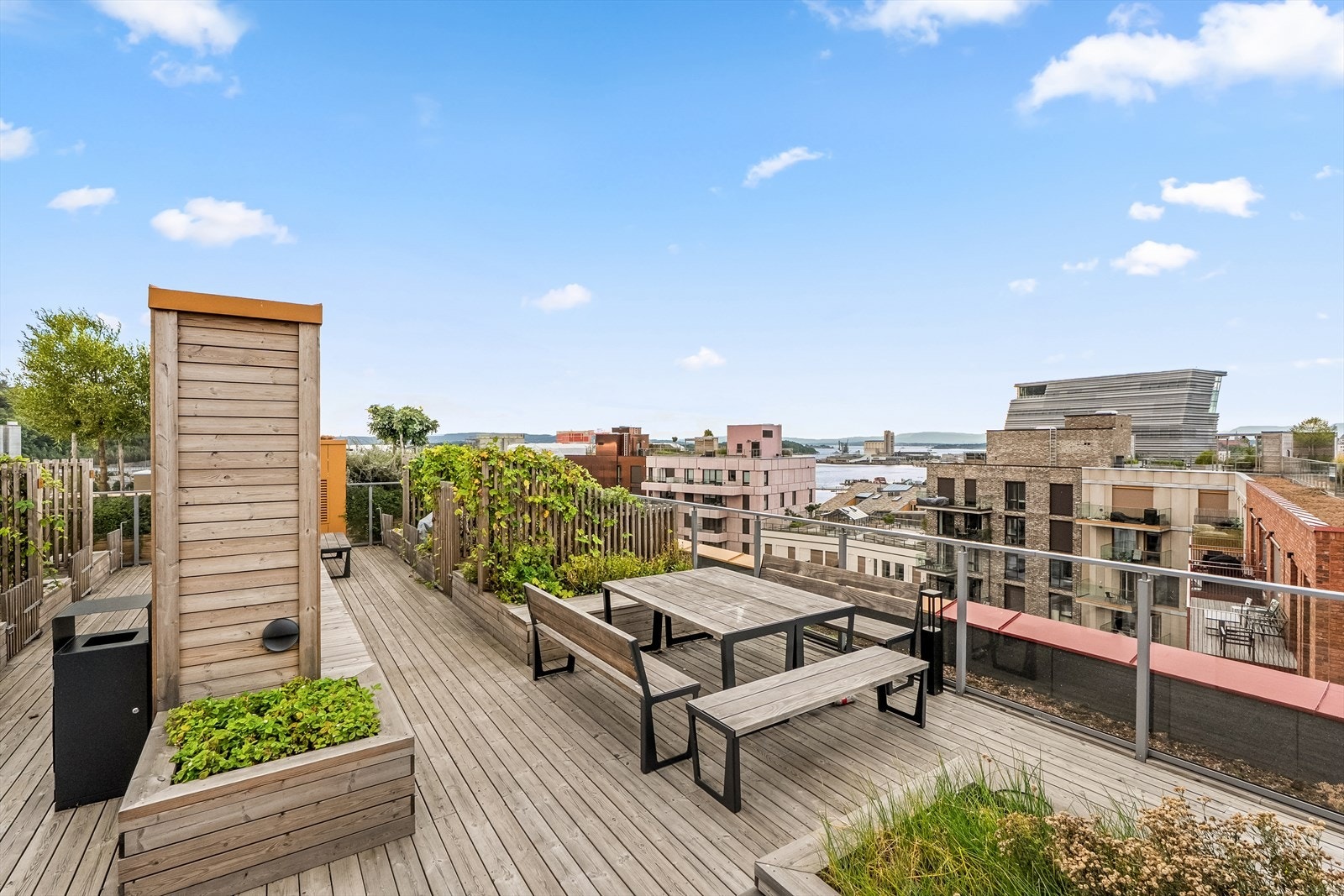Felles takterrasse med fantastisk utsikt, flere soner og beplantning. Galleribilde