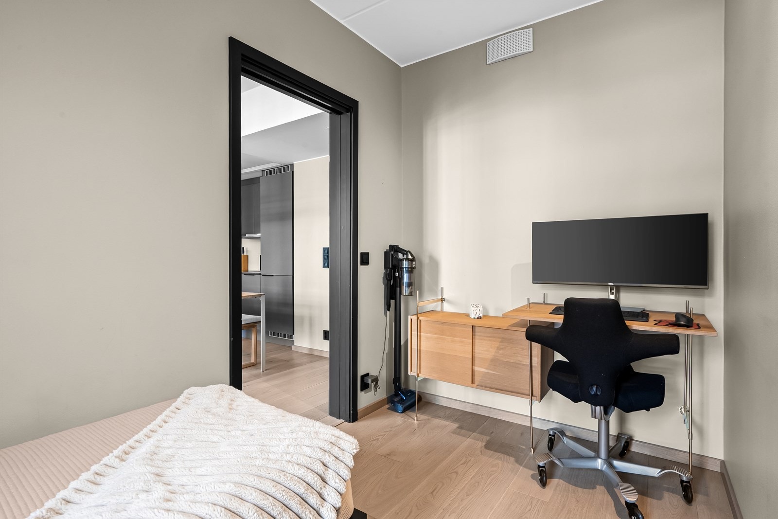 Dette rommet egner seg godt som gjesterom, barnerom eller hjemmekontor. Her er det plass til seng, nattbord og arbeidsplass - fleksibelt etter behov. Galleribilde